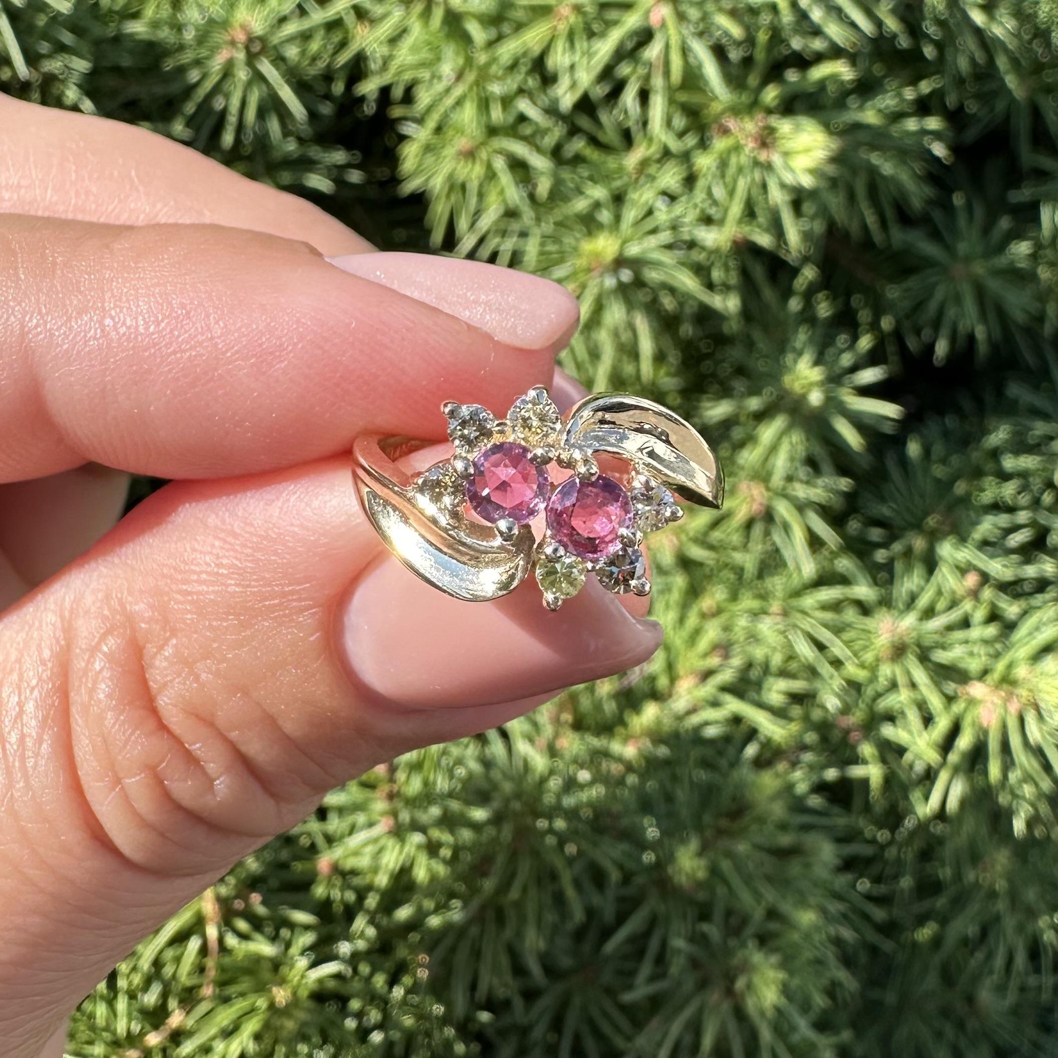Anello a fascia bypass Petite in oro giallo, zaffiro rosa, diamante e fiore. in vendita 6