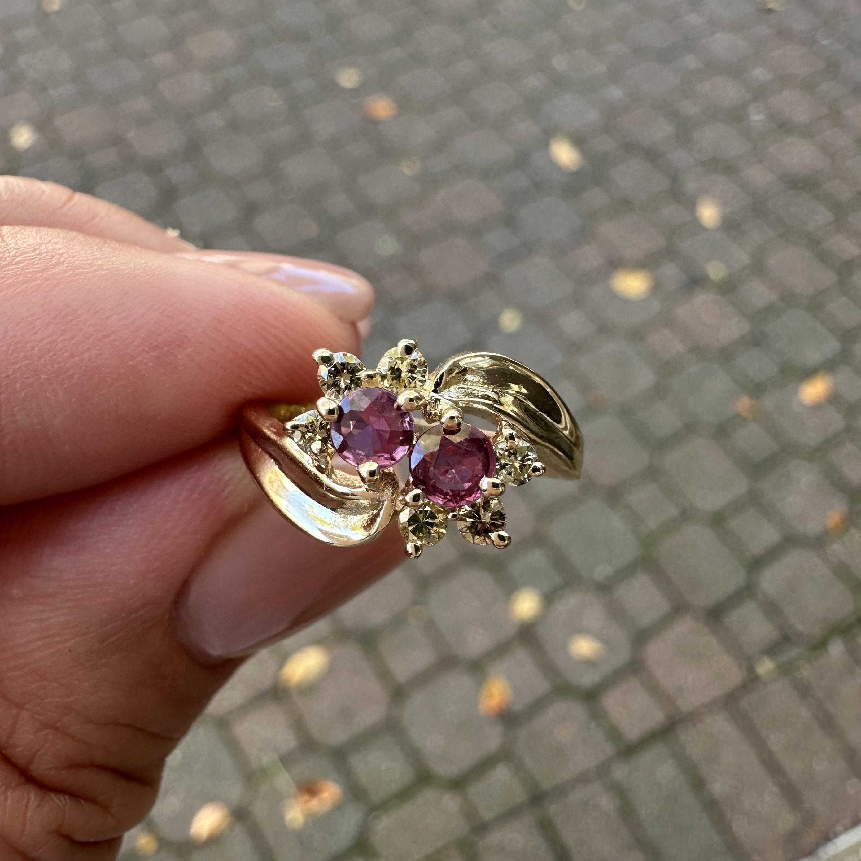 Anello a fascia bypass Petite in oro giallo, zaffiro rosa, diamante e fiore. in vendita 7