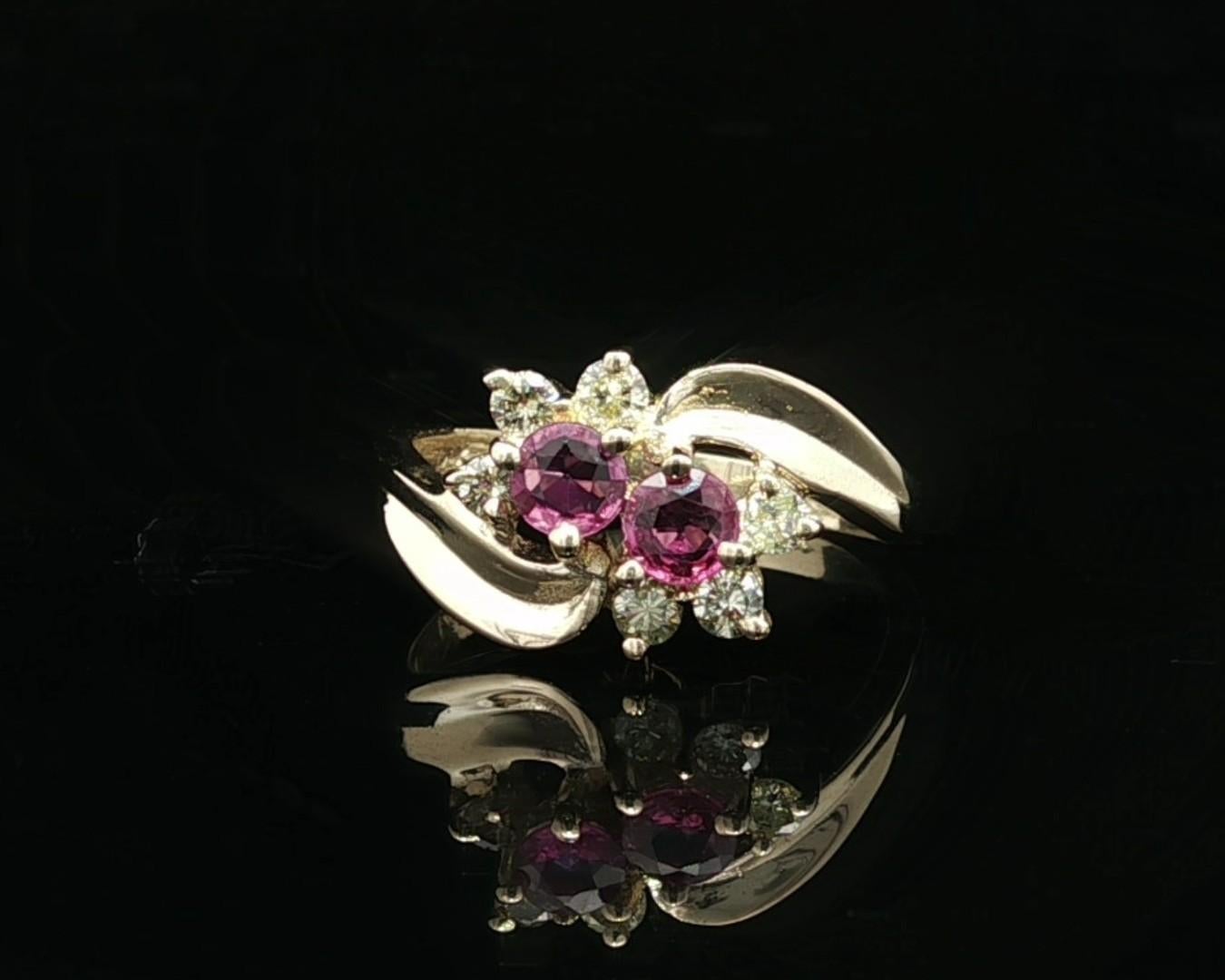 -A. Stone: -
(2) Zaffiri naturali autentici - taglio rotondo Brilliante - incastonati - colore rosa-viola - 3,6 mm (circa)
(6) Diamanti naturali autentici - taglio rotondo brillante - incastonati - colore giallo chiaro - 0,20ctw (circa)

Materiale: