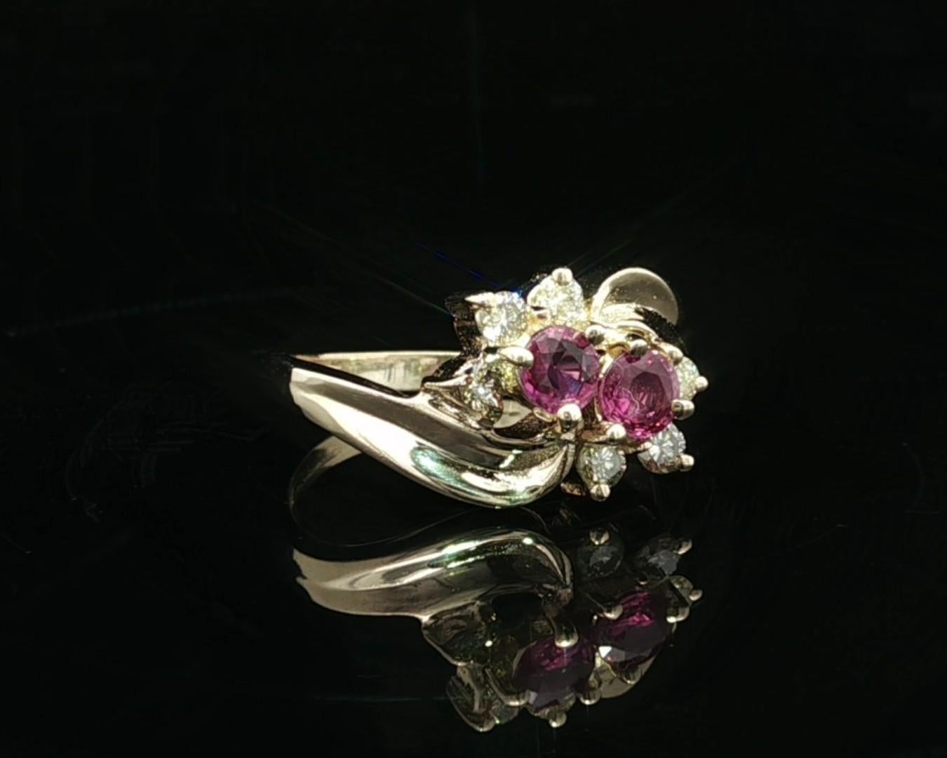 Taglio brillante Anello a fascia bypass Petite in oro giallo, zaffiro rosa, diamante e fiore. in vendita