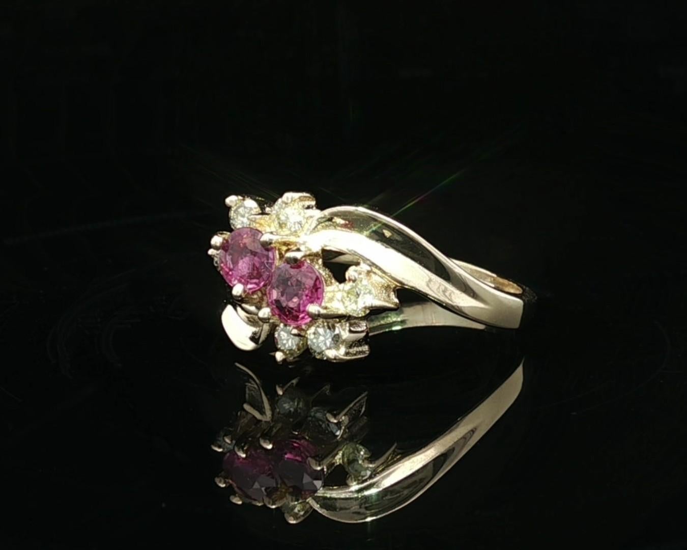 Anello a fascia bypass Petite in oro giallo, zaffiro rosa, diamante e fiore. In condizioni ottime in vendita a Montclair, NJ