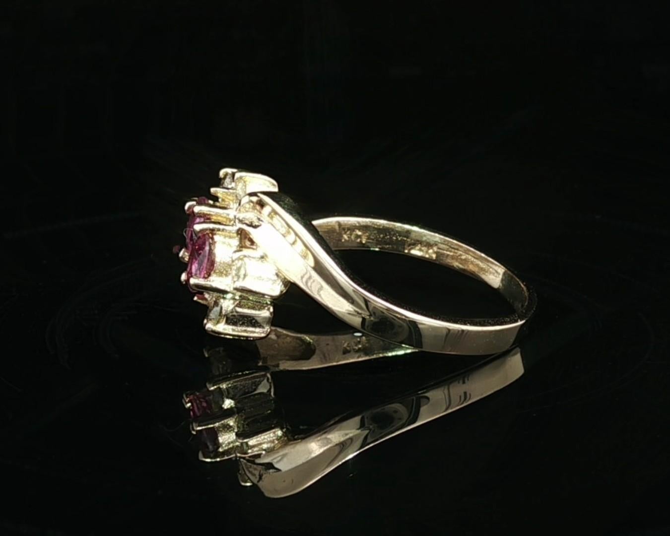 Donna Anello a fascia bypass Petite in oro giallo, zaffiro rosa, diamante e fiore. in vendita