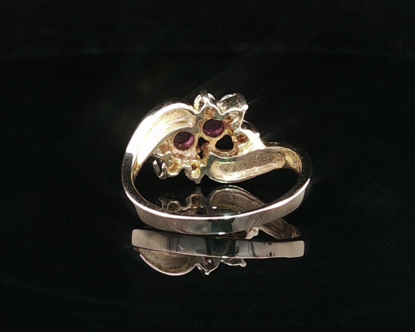 Anello a fascia bypass Petite in oro giallo, zaffiro rosa, diamante e fiore. in vendita 1