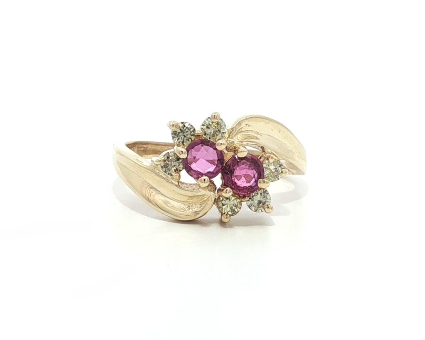 Anello a fascia bypass Petite in oro giallo, zaffiro rosa, diamante e fiore. in vendita 2