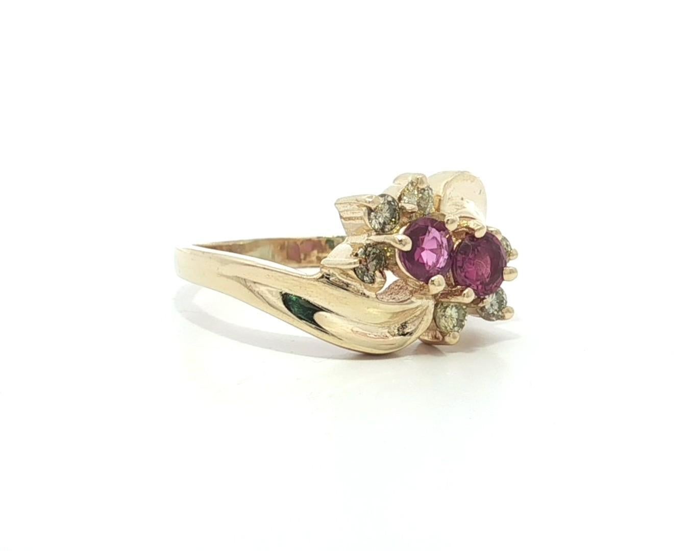 Anello a fascia bypass Petite in oro giallo, zaffiro rosa, diamante e fiore. in vendita 3