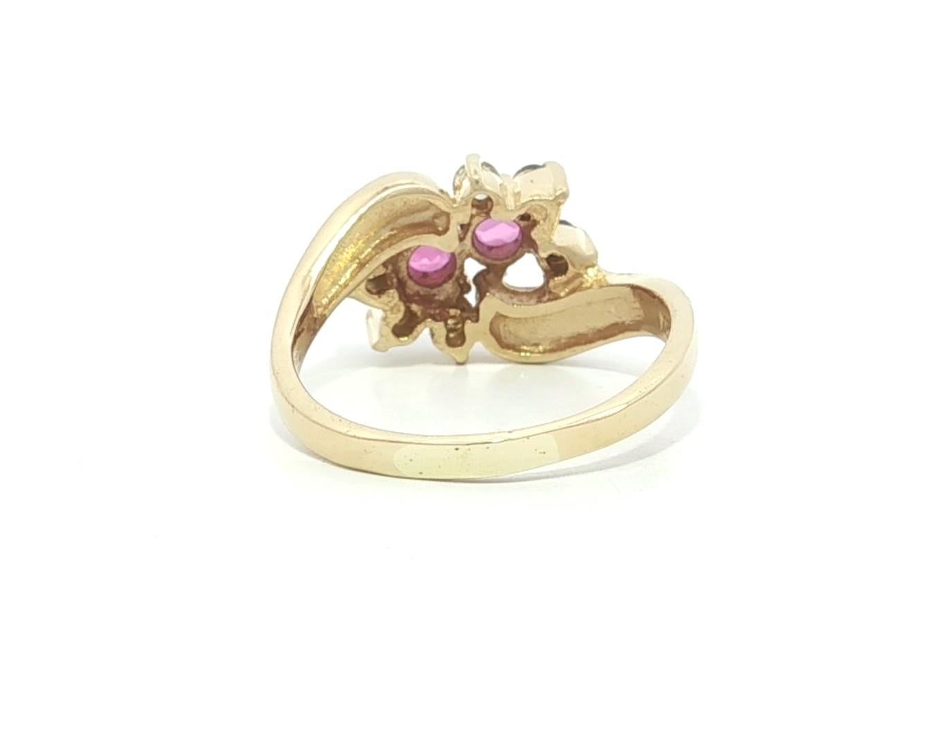 Anello a fascia bypass Petite in oro giallo, zaffiro rosa, diamante e fiore. in vendita 4