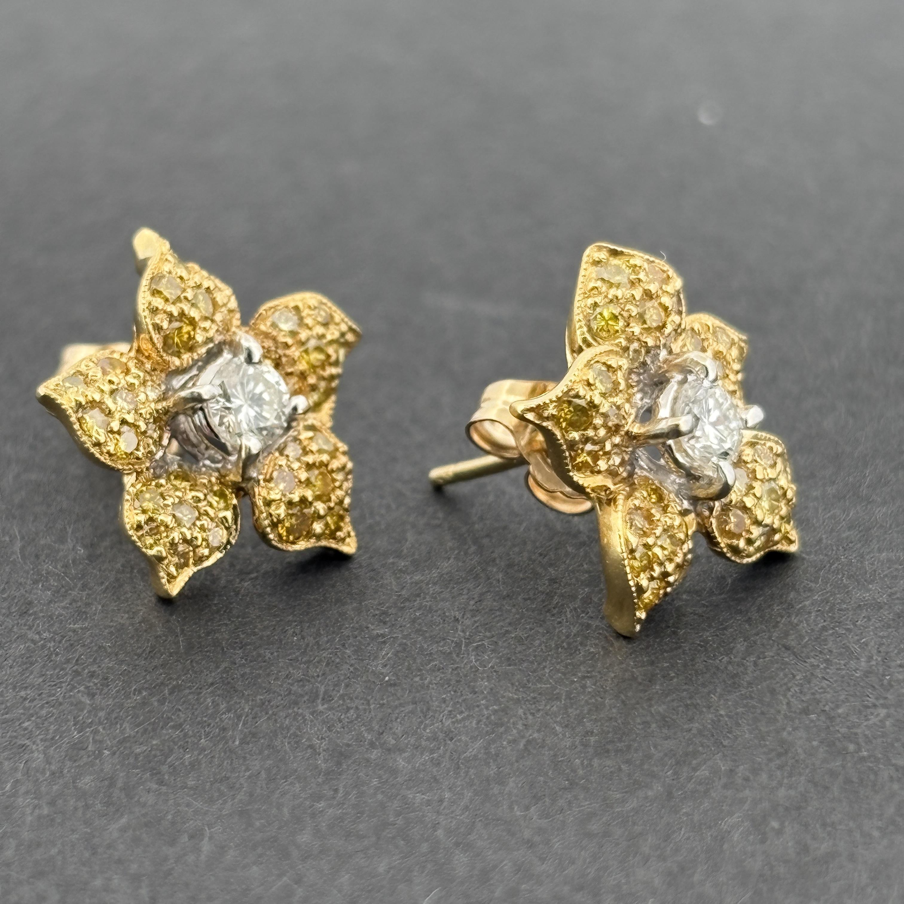 Estate Yellow & White Diamond Flower Stud Earrings 18k Gelbgold (Rundschliff) im Angebot
