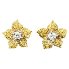 Pendientes de oro amarillo de 18k con diamantes amarillos y blancos en forma de flor