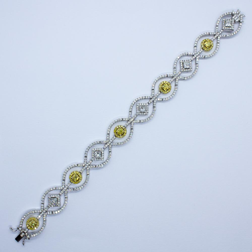 Zum Verkauf steht ein wunderschönes gelbes und weißes Diamantarmband mit runden und prinzessinnenförmigen Diamanten!
Er ist sorgfältig aus massivem 18-karätigem Gelb- und Weißgold gefertigt.
Durchsetzt mit 449 Diamanten im Brillant- und