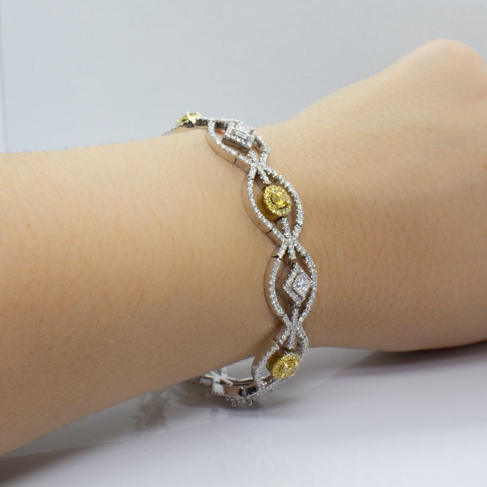 Nachlass-Armband mit gelben und weißen Diamanten im Prinzessinnenschliff, 18 Karat zweifarbiges Gold (Carréschliff) im Angebot
