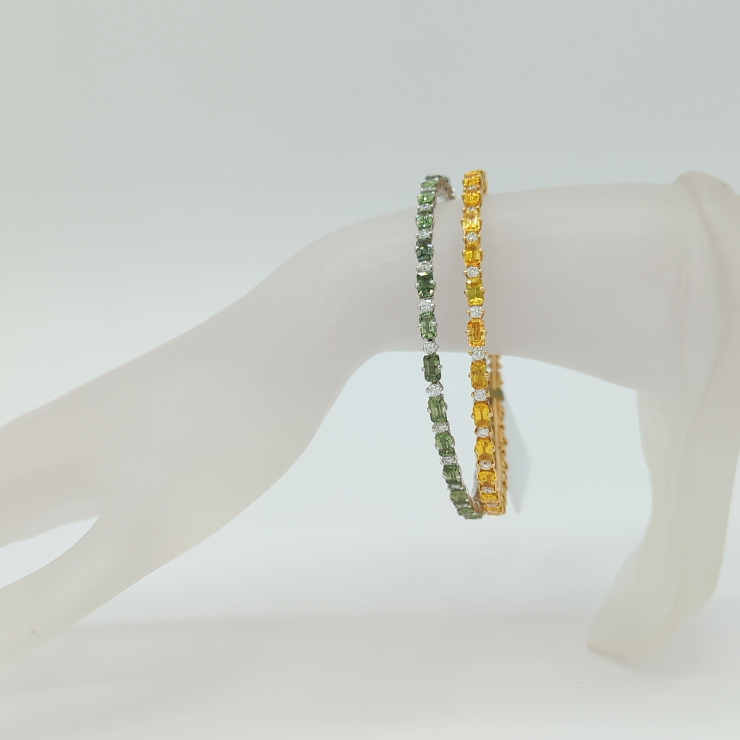 Magnifique saphir vert et jaune ZYDO en taille émeraude avec des diamants blancs ronds de bonne qualité.  Fabriqué à la main en or jaune et blanc 18 carats.