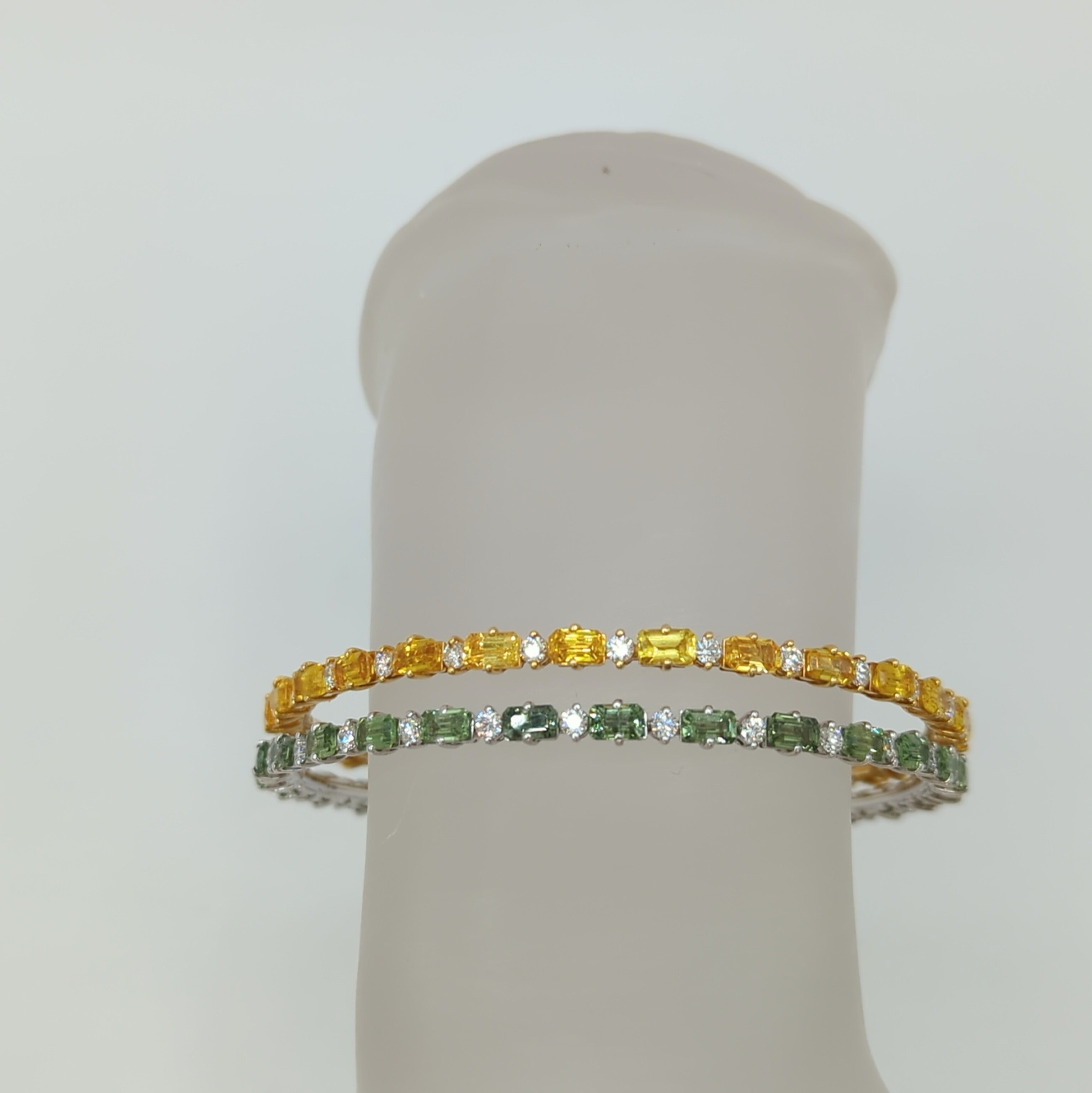 Estate Zydo Green and Yellow Sapphire Emerald Cut Bangles in 18K 2 Tone Gold In New Condition For Sale In Los Angeles, CA