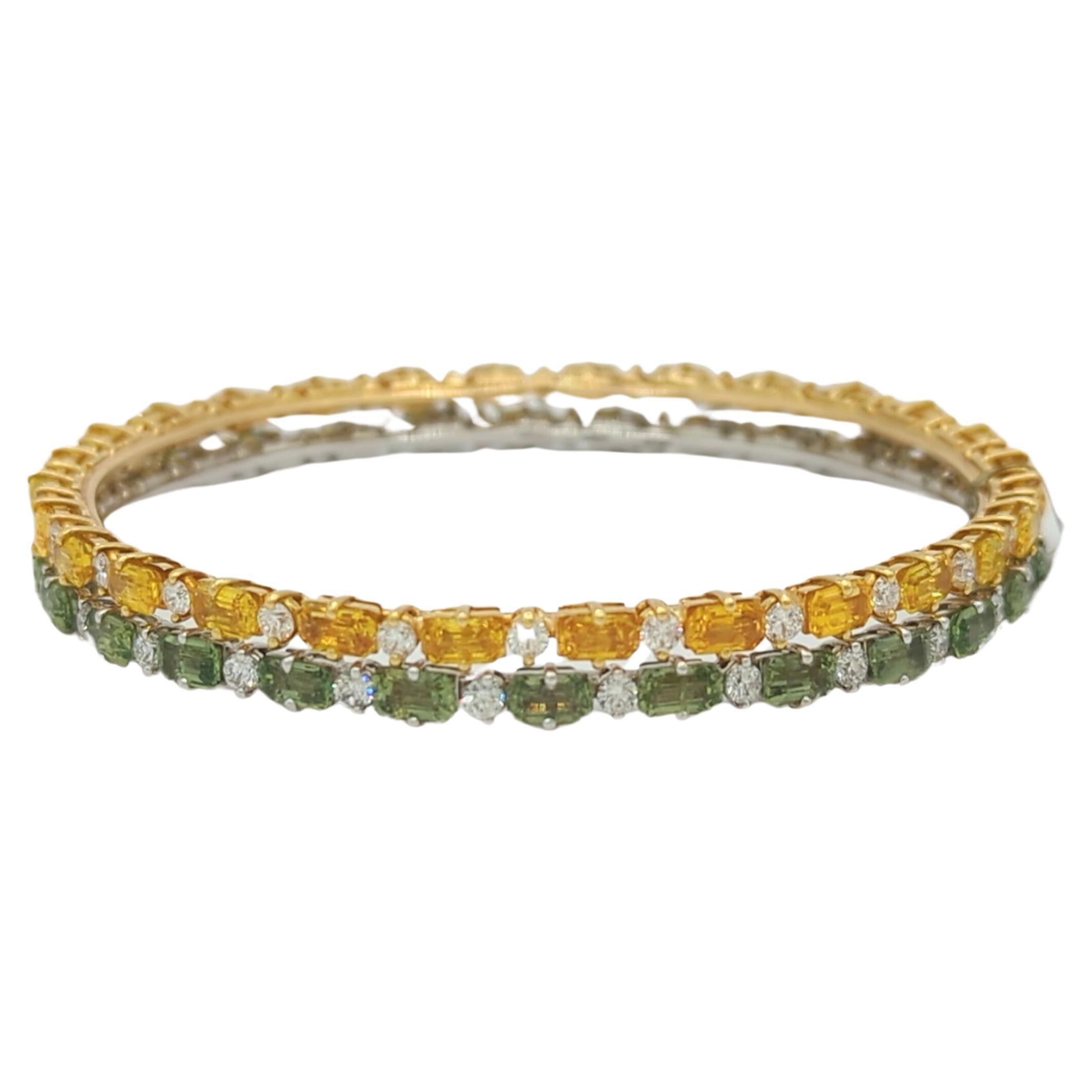 Estate ZYDO Green and Yellow Sapphire Emerald Cut Bangles in 18K 2 Tone Gold (Bracelet en or bicolore 18K) en vente