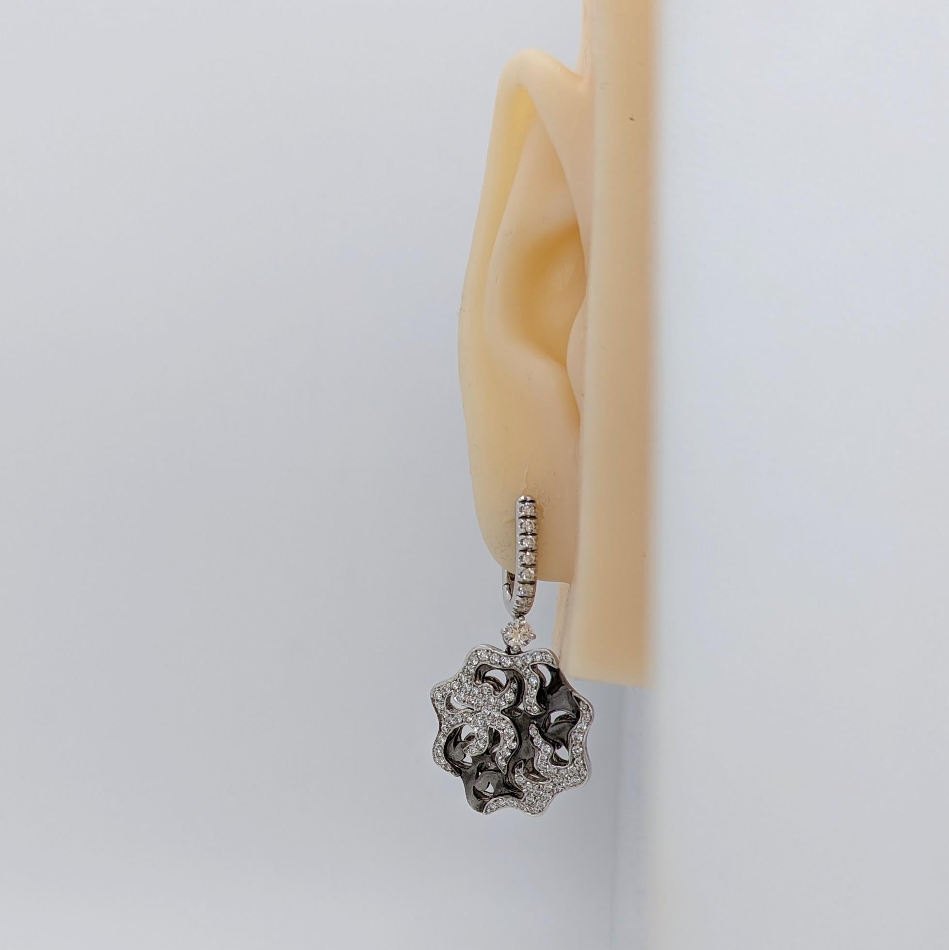 Magnifiques boucles d'oreilles de ZYDO avec 1,87 ct. de diamants blancs ronds de bonne qualité.  Fabriqué à la main en or blanc 18 carats.  Pour les oreilles percées.
