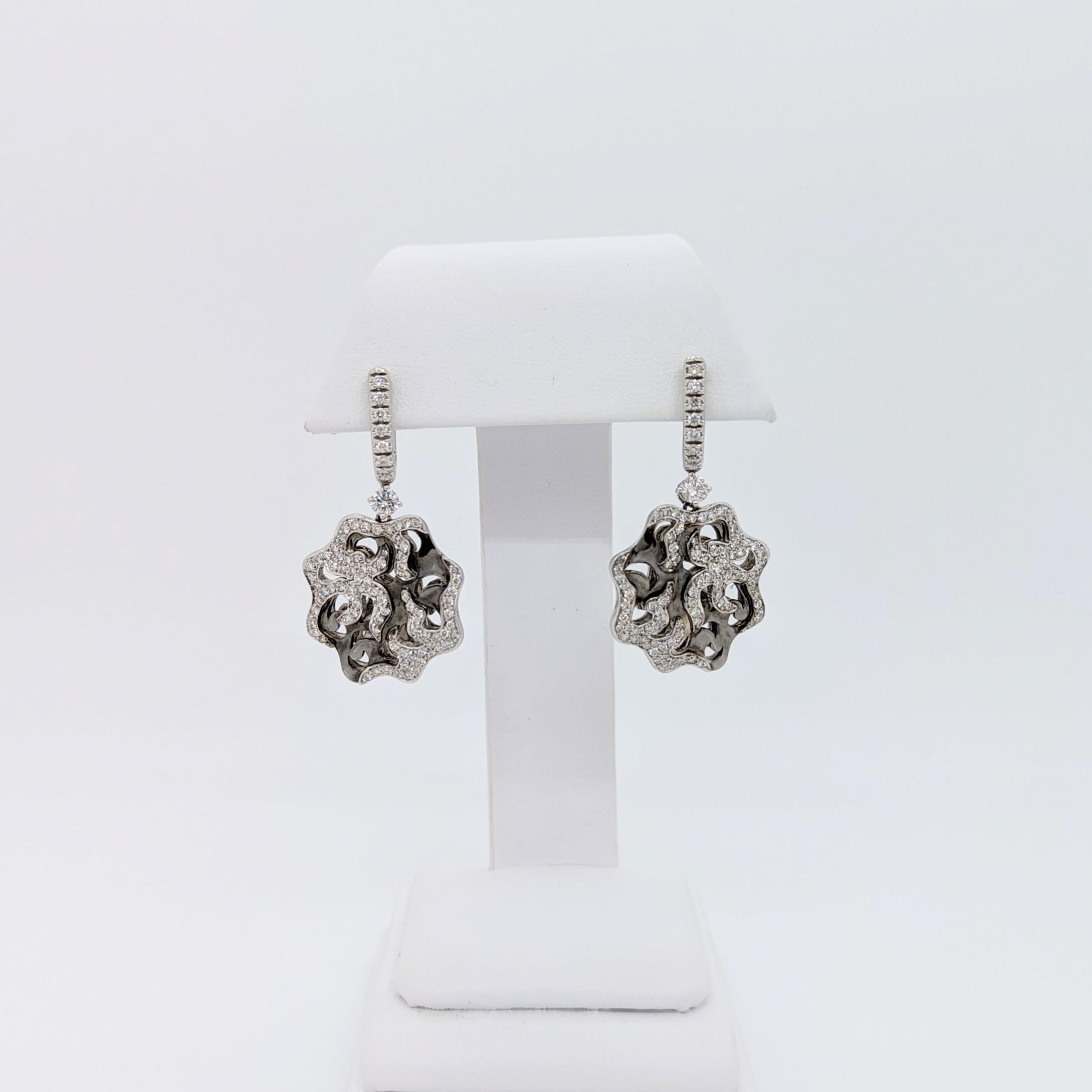 Estate ZYDO Boucles d'oreilles pendantes en or blanc 18 carats avec diamants blancs et ronds Neuf - En vente à Los Angeles, CA