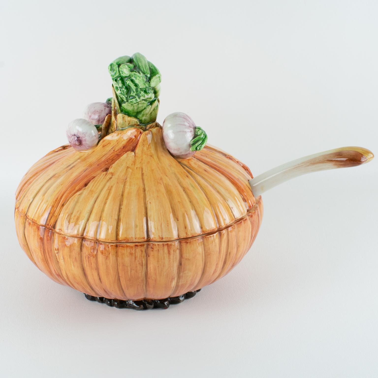 Cette soupière ou centre de table original en céramique Majolica, en forme d'oignon, a été conçue et fabriquée par Este Ceramiche, en Italie. Cette pièce rare a été fabriquée en Italie vers 1960. Ce plat ou bol couvert est fabriqué et peint à la