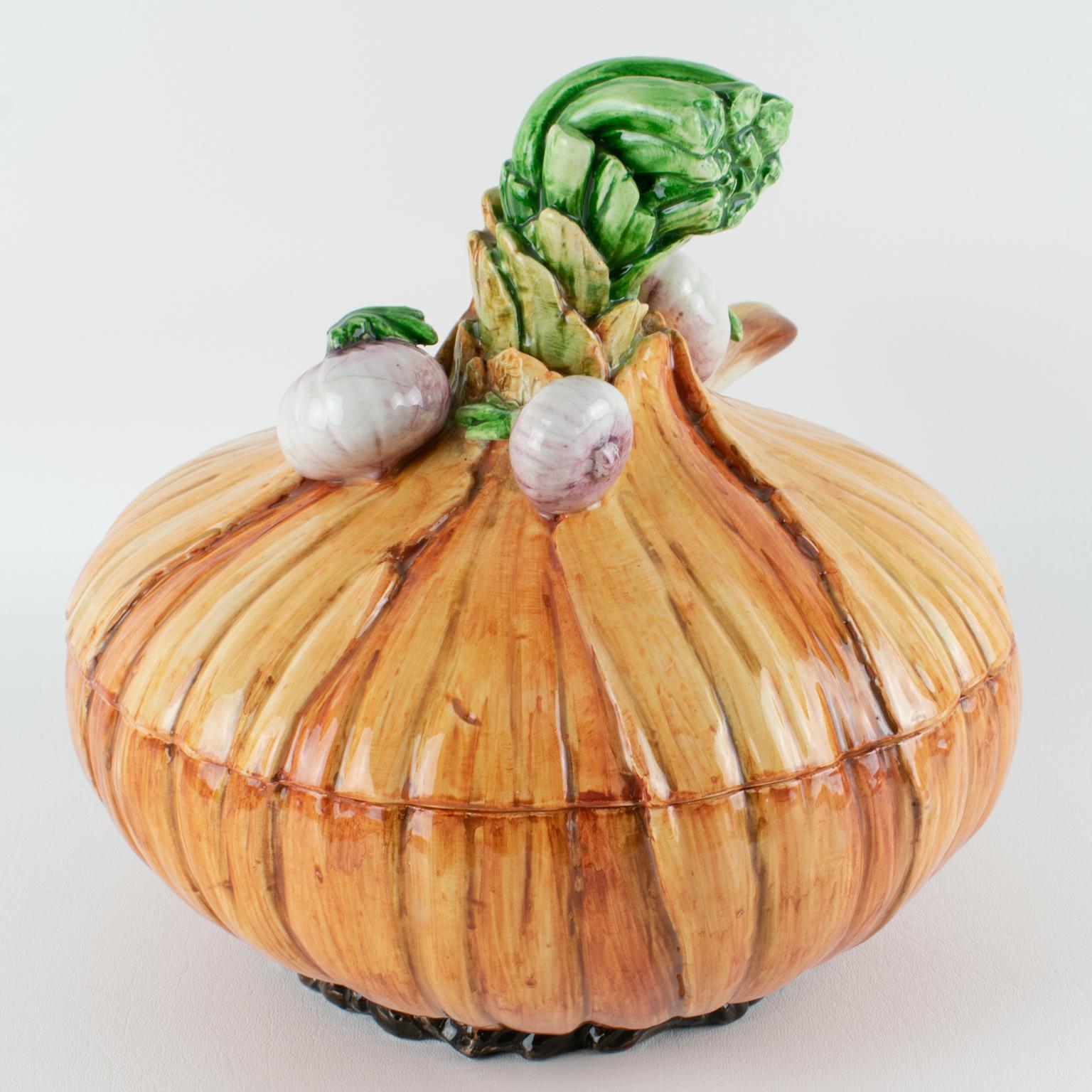 Moderne Este Ceramic Large Majolica Onion Tureen Covered Dish Centerpiece, 1960 en vente