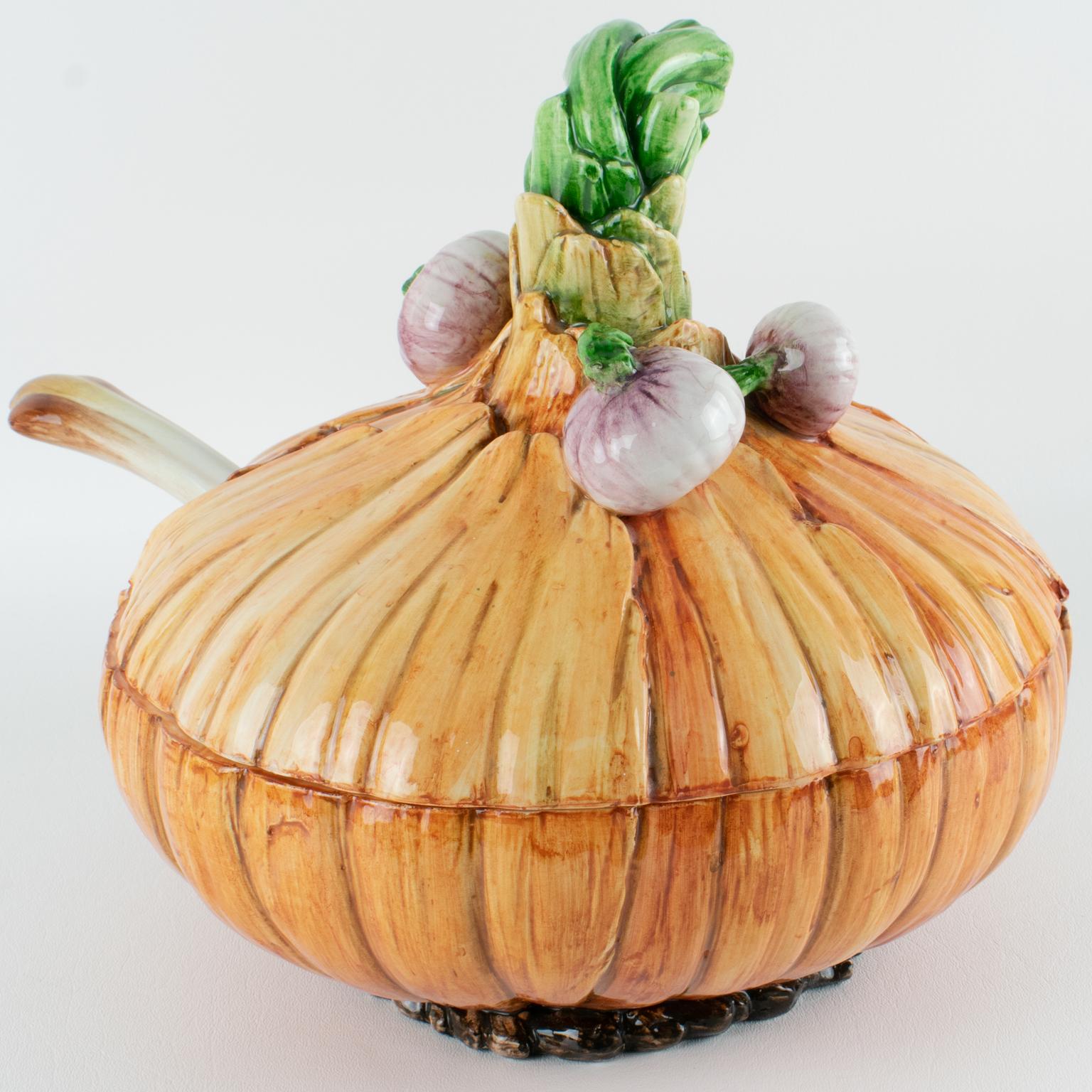 italien Este Ceramic Large Majolica Onion Tureen Covered Dish Centerpiece, 1960 en vente