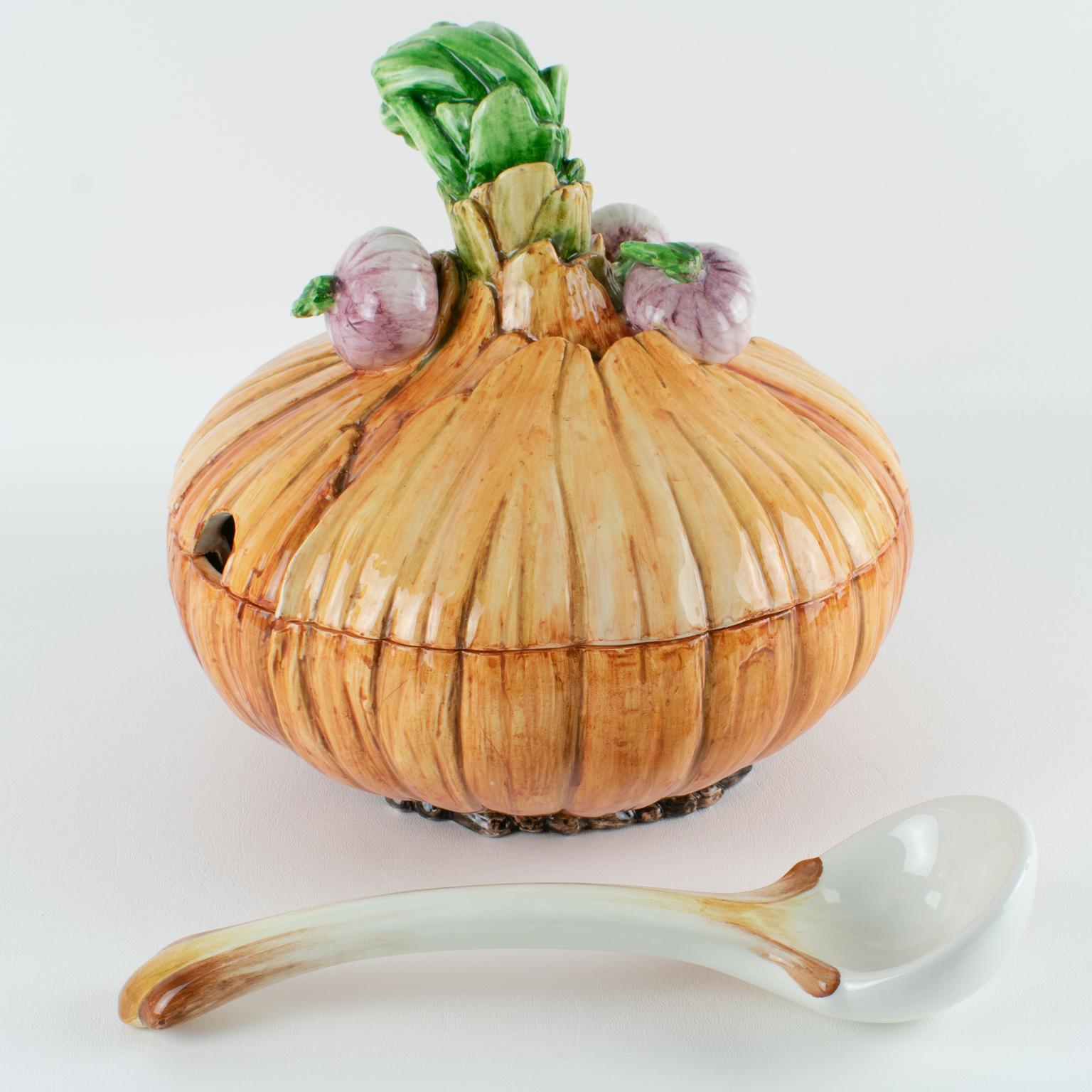 Este Ceramic Large Majolica Onion Tureen Covered Dish Centerpiece, 1960 Bon état - En vente à Atlanta, GA