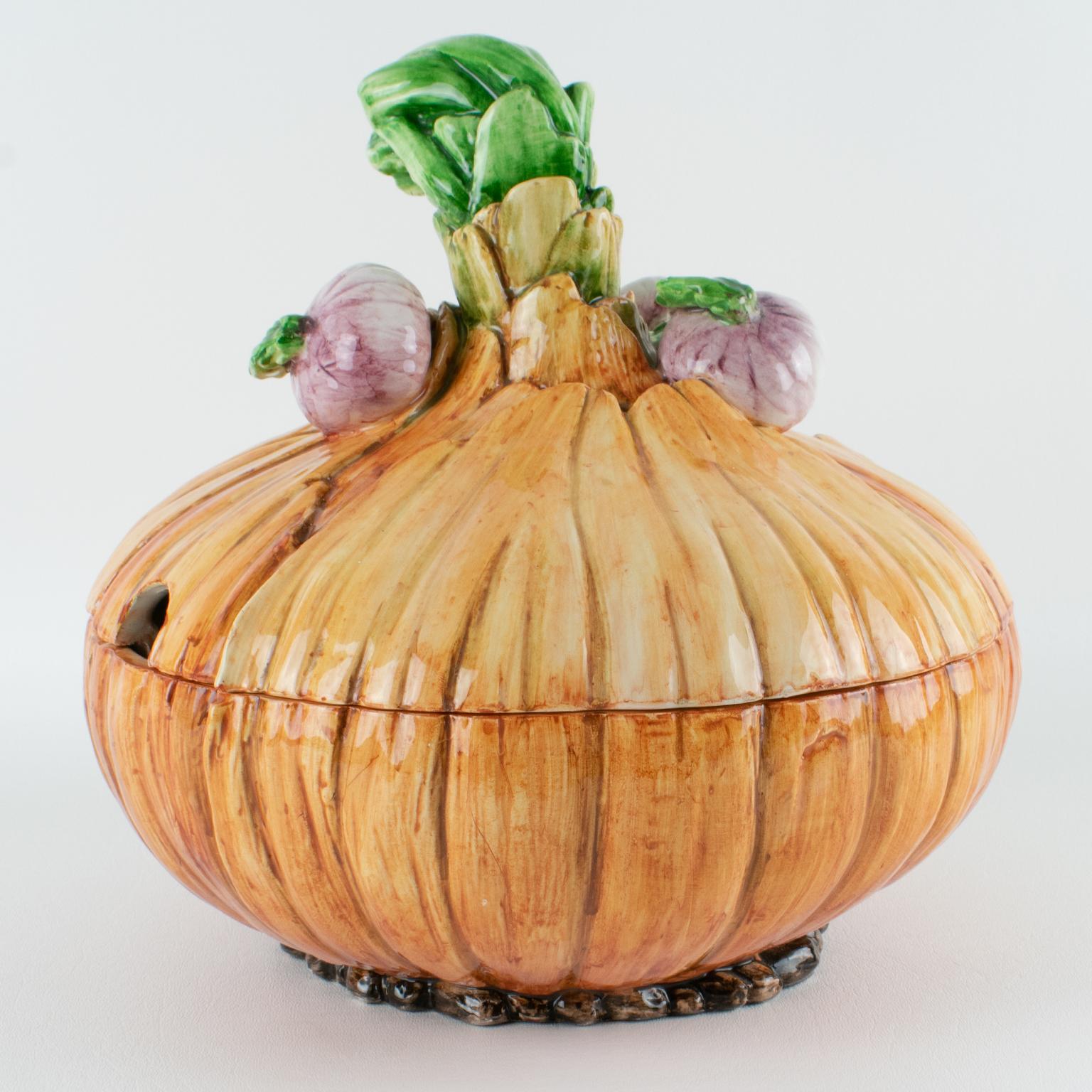 Milieu du XXe siècle Este Ceramic Large Majolica Onion Tureen Covered Dish Centerpiece, 1960 en vente