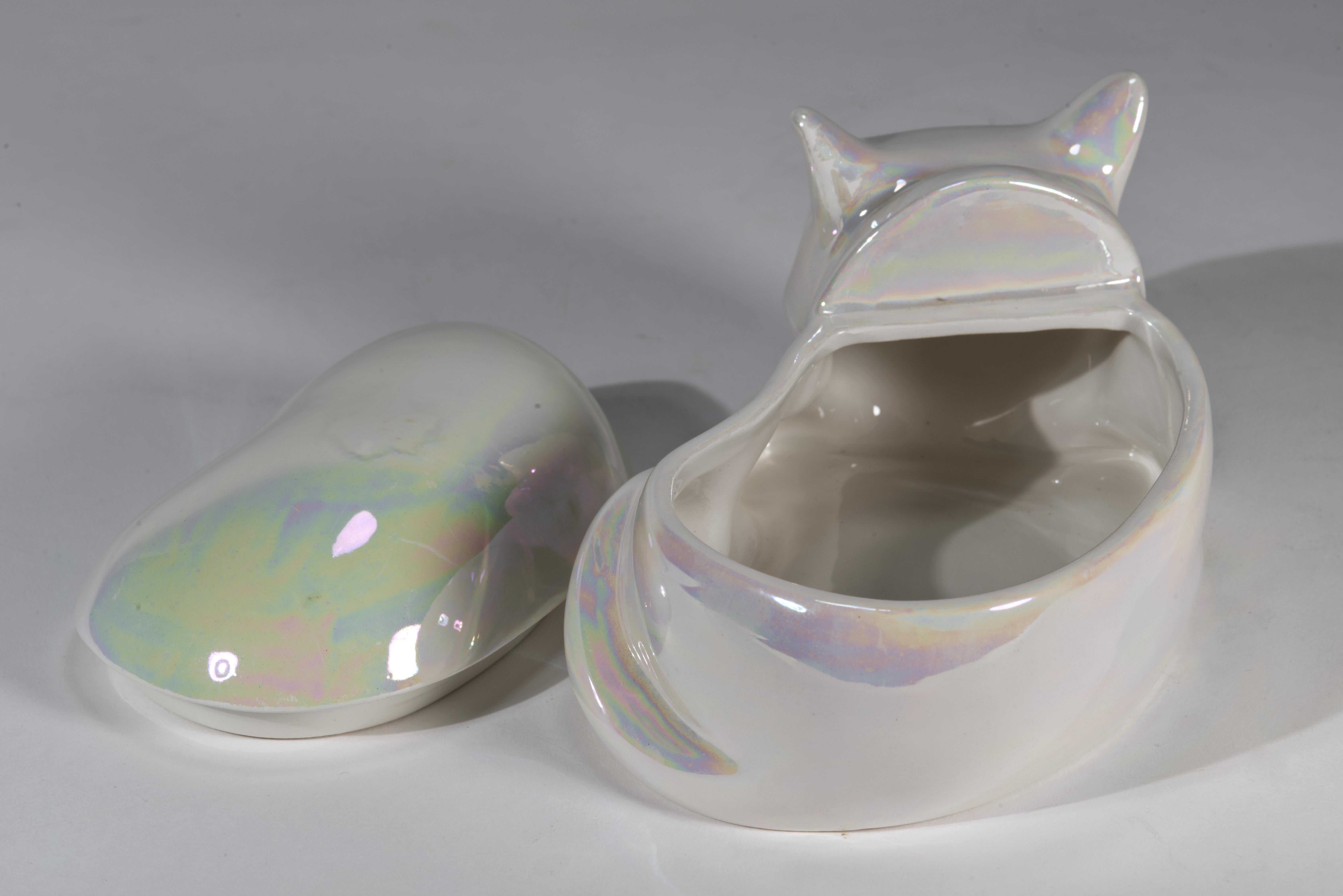 Este Ceramiche para Bergdorf Goodman Caja de porcelana para gatos con tapa Hecho a mano en venta