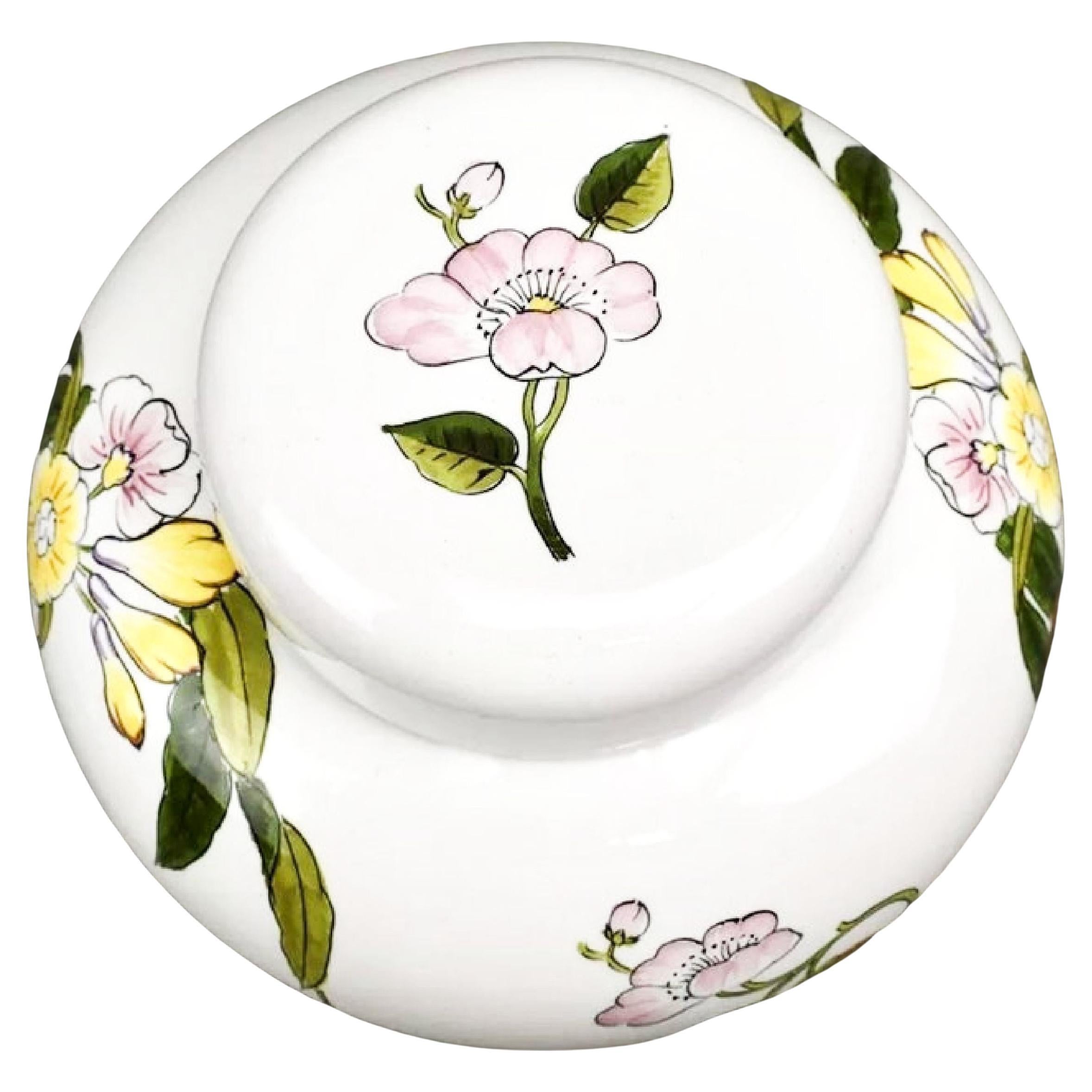 Este Ceramiche pour Tiffany & Co. Vase et couvercle en porcelaine à motifs floraux peints à la main, urne ou peut-être même une boîte à biscuits. Belle pièce rare. Le placement magnifique des fleurs, accentue la forme de bulle du récipient. 
