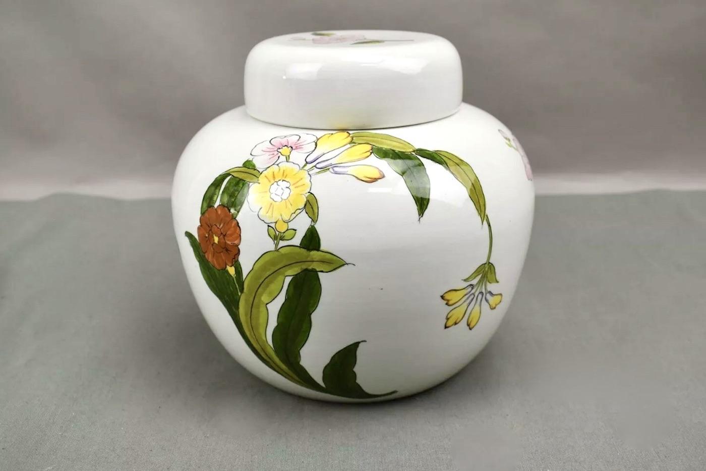 Ceramiche für Tiffany & Co. Handbemalte Vase und Deckel aus geblümtem Porzellan, Urne (Moderne der Mitte des Jahrhunderts) im Angebot