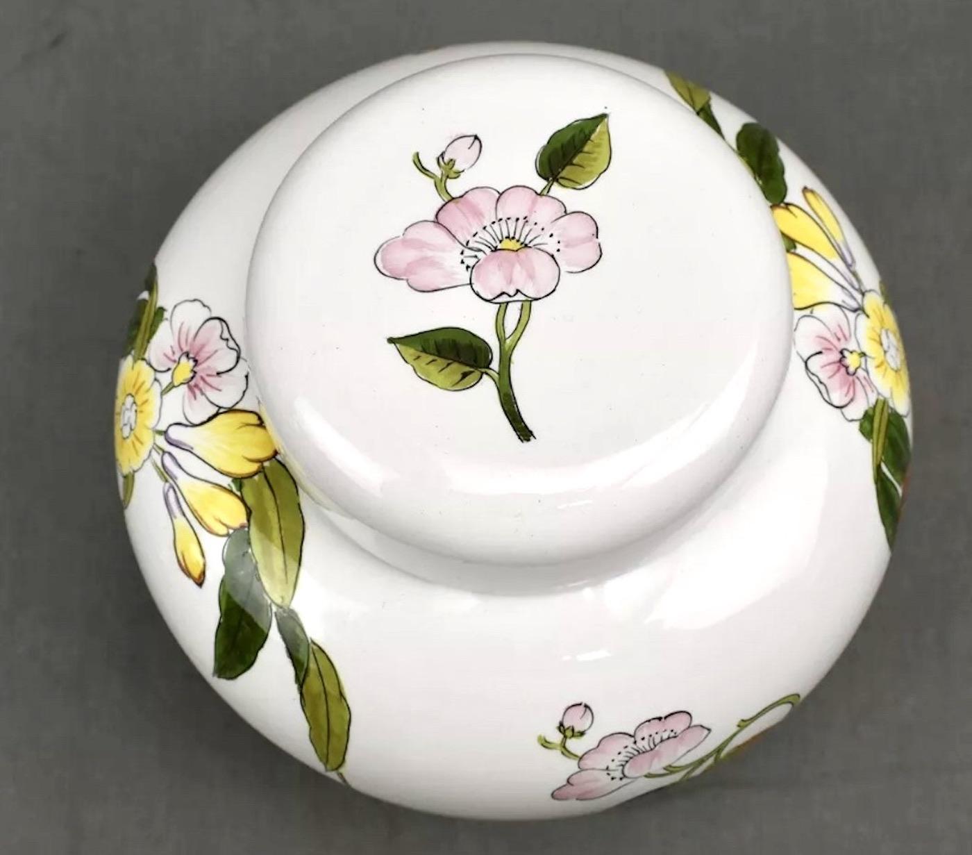 Este Ceramiche para Tiffany & Co. Jarrón y Tapa de Porcelana Floral Pintados a Mano, Urna Italiano en venta