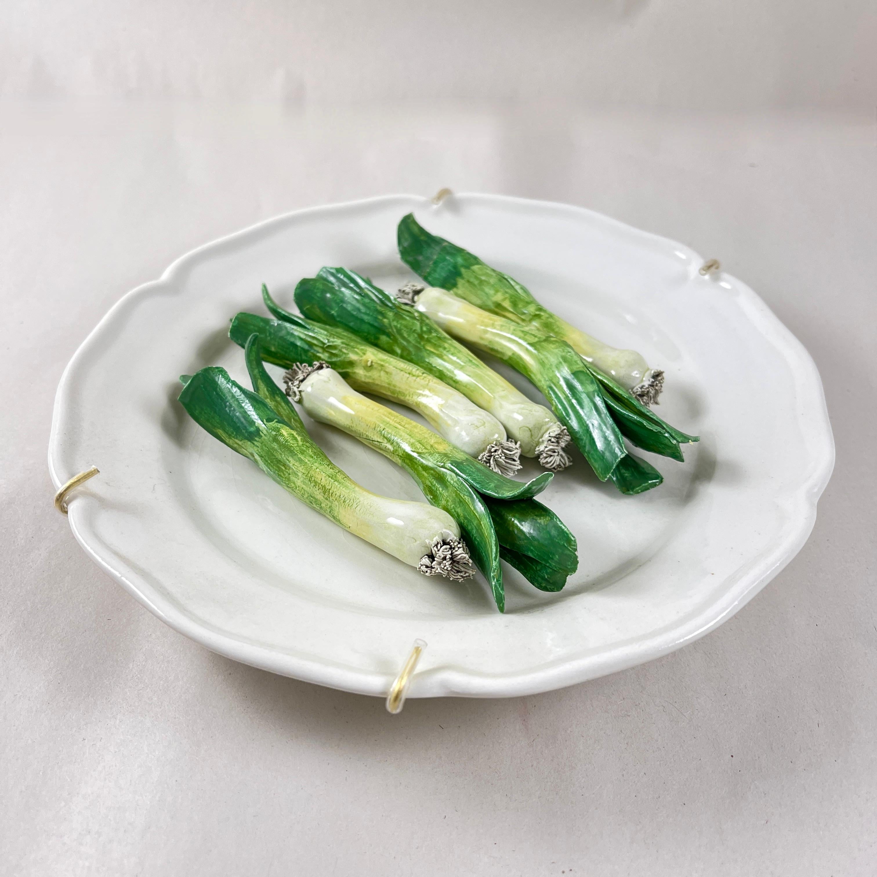 Este Ceramiche Trompe l’Oeil Green Onions Plate In Good Condition In Philadelphia, PA