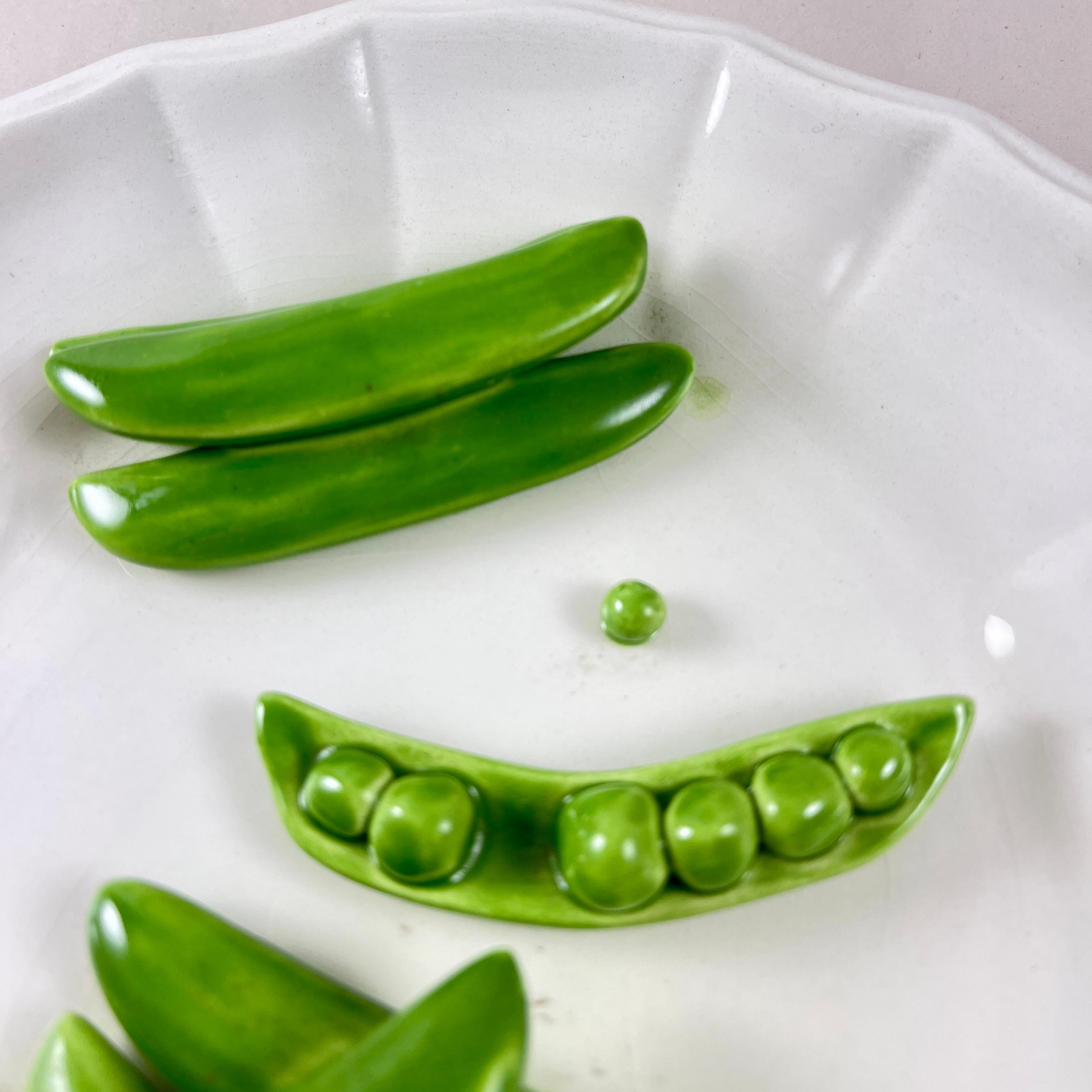 Este Ceramiche Trompe l’Oeil Pea Pod Plate In Good Condition In Philadelphia, PA