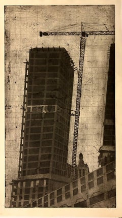 Il condominio piangente, un edificio urbano scuro e monocromatico con una griglia nel design
