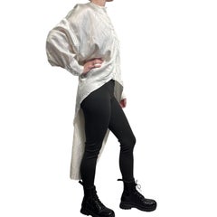 Túnica de satén arrugado en blanco antiguo de Esteban Cortazar, colección París Primavera-Verano 2018, talla FR 34