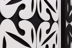 Mumbo Jumbo" - abstracto a gran escala, 3D, escultórico, blanco y negro, madera
