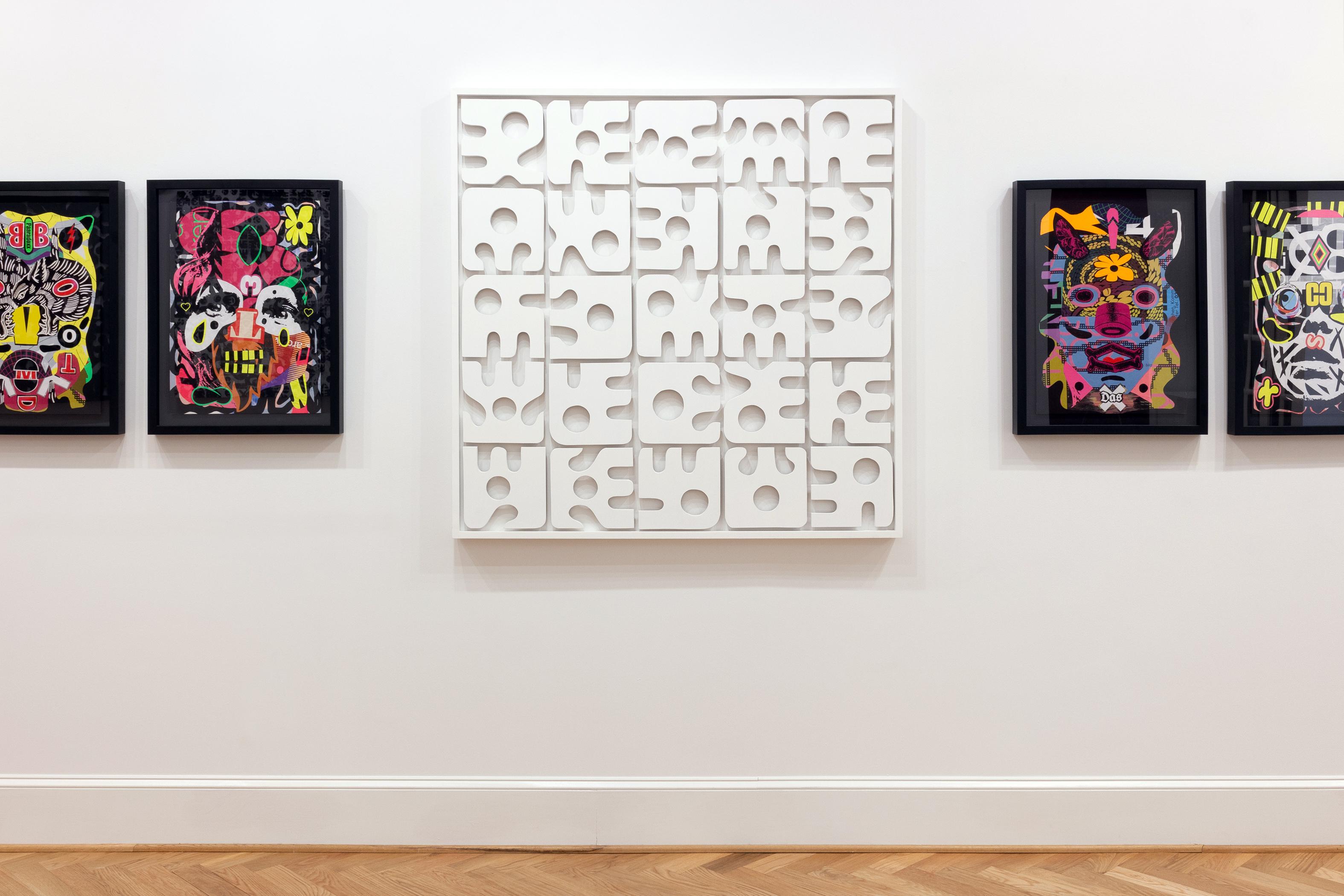 Dieses abstrakte Collage-Porträt zeigt Farbtöne in Gelb, Lila, Rosa und Orange.

Dieses Werk ist ungerahmt 23,25 x 16,5 cm groß und gerahmt 28 x 21 cm in einem dünnen schwarzen Rahmen.

Der in Kolumbien geborene und in Atlanta lebende Künstler