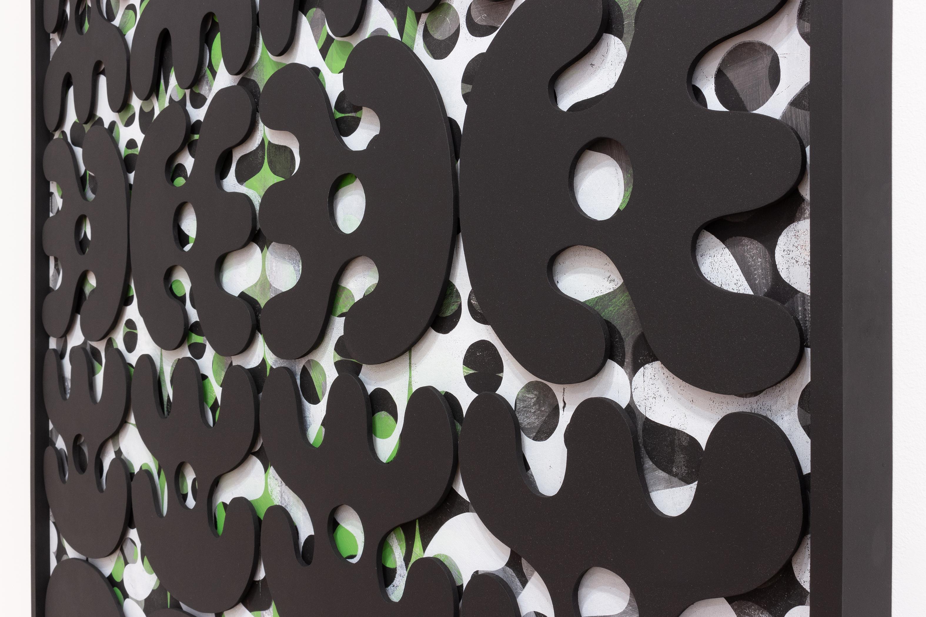 Großformatiges abstraktes, modernes „Einzelformensystem“ Schwarz, Weiß, Grün, Symbole – Sculpture von Esteban Patino