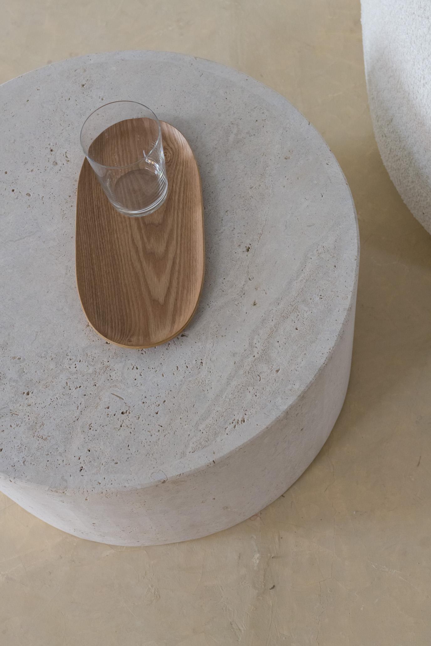 Postmoderne Table basse décorative ronde en travertin beige atténué Cube 80 par Beije Avenue en vente