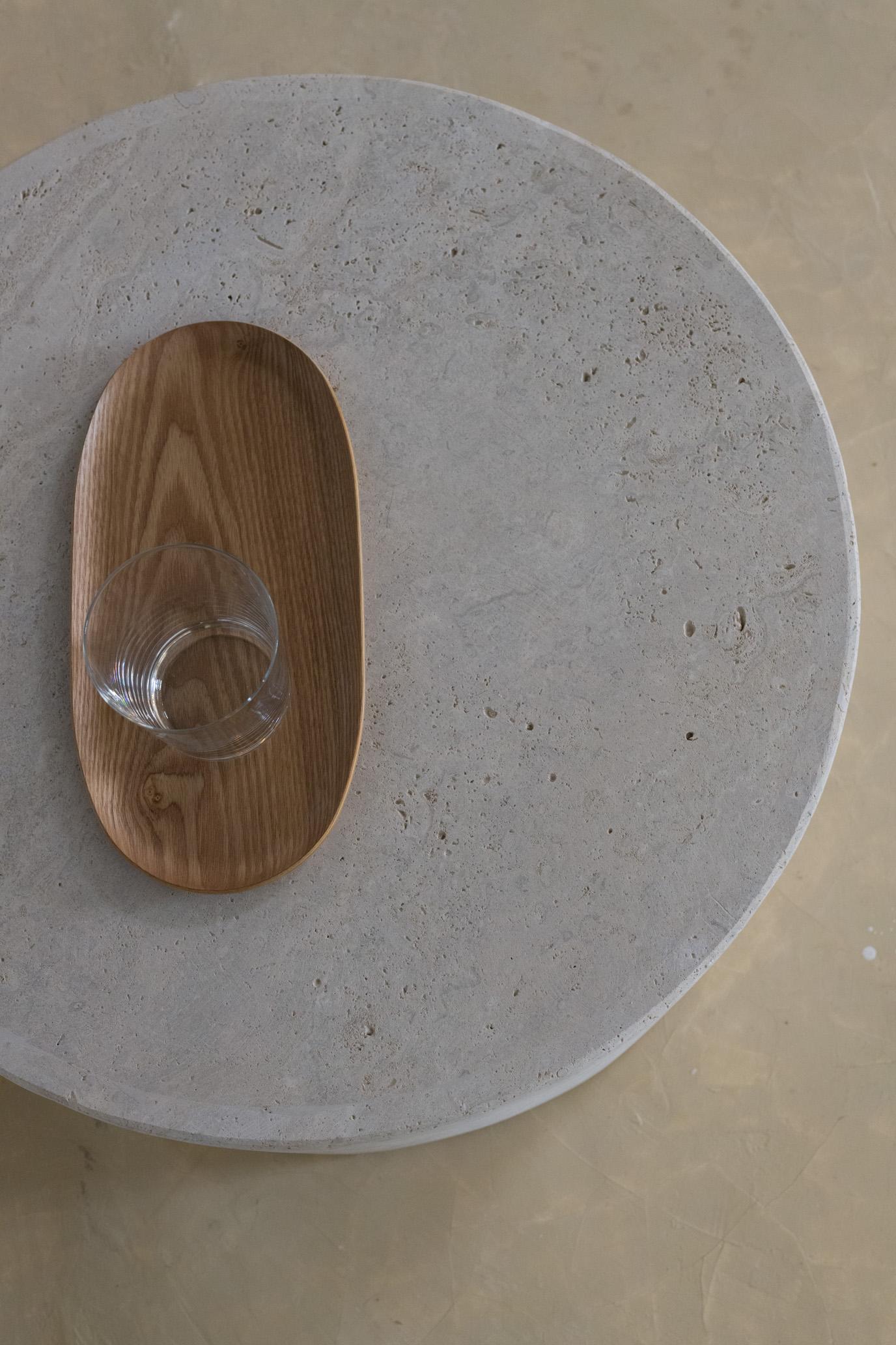 italien Table basse décorative ronde en travertin beige atténué Cube 80 par Beije Avenue en vente