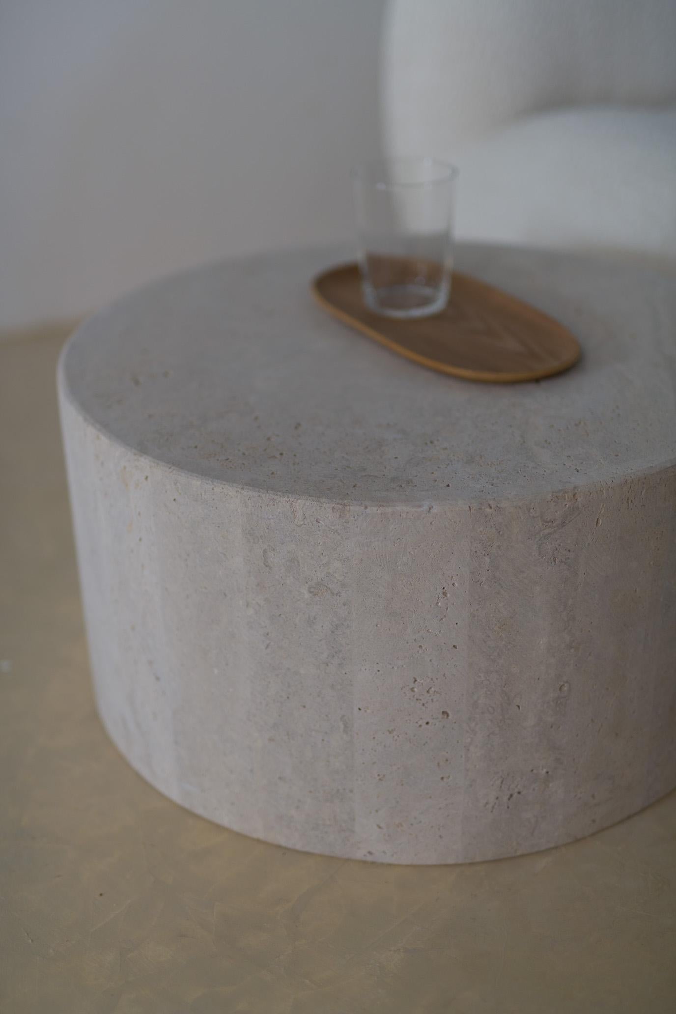 Autre Table basse décorative ronde en travertin beige atténué Cube 80 par Beije Avenue en vente
