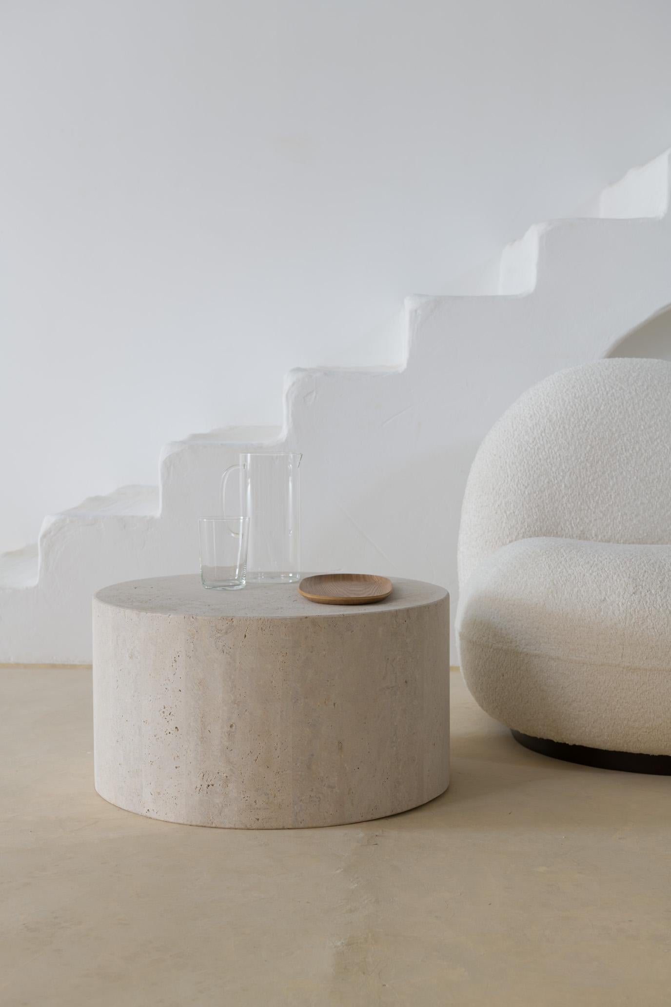 Table basse décorative ronde en travertin beige atténué Cube 80 par Beije Avenue Neuf - En vente à Geneve, CH