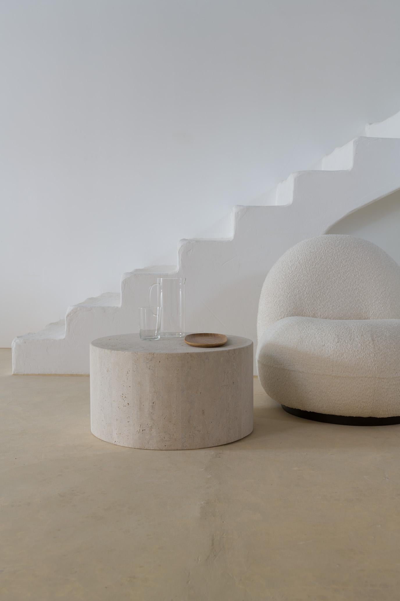 XXIe siècle et contemporain Table basse décorative ronde en travertin beige atténué Cube 80 par Beije Avenue en vente