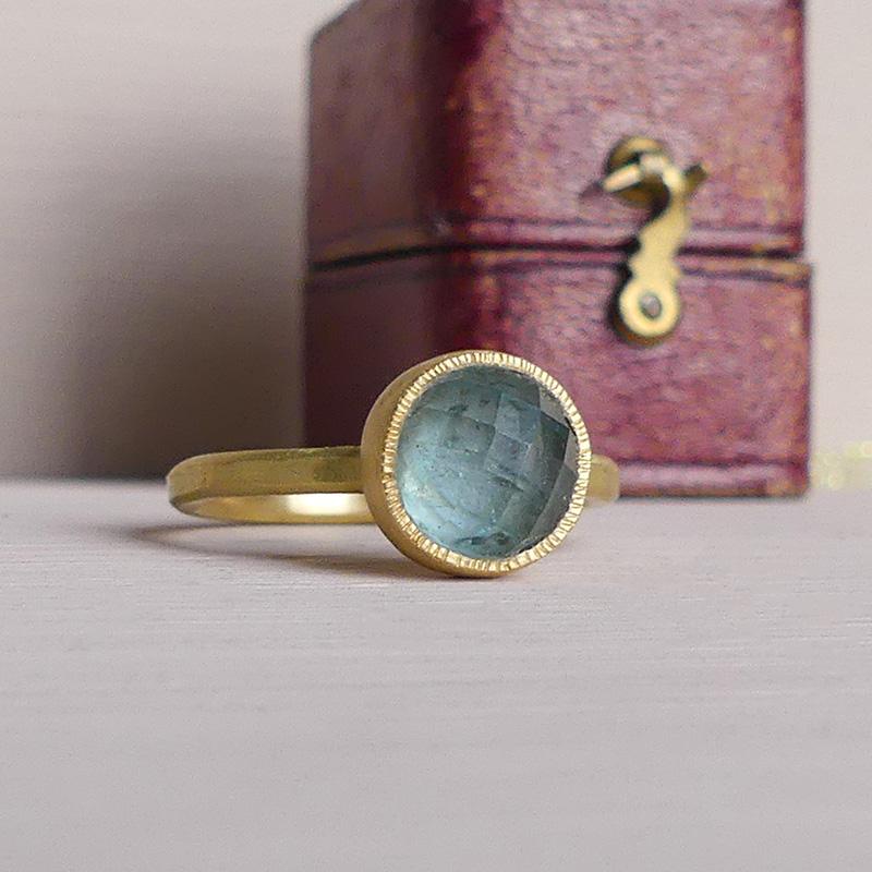 Artigiano Anello Estella con zaffiro solitario - Realizzato a mano in oro etico 18ct Fairmined in vendita
