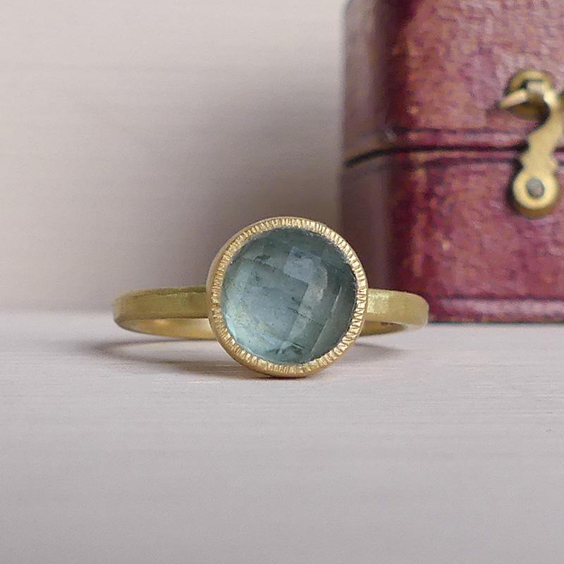 L'anello Estella Solitaire è realizzato meticolosamente a mano in oro giallo Fairmined 18ct. Questo pezzo unico è caratterizzato da uno zaffiro di 3,12 carati con taglio a rosa di provenienza etica, in un'eterea tonalità blu fumo, proveniente dal