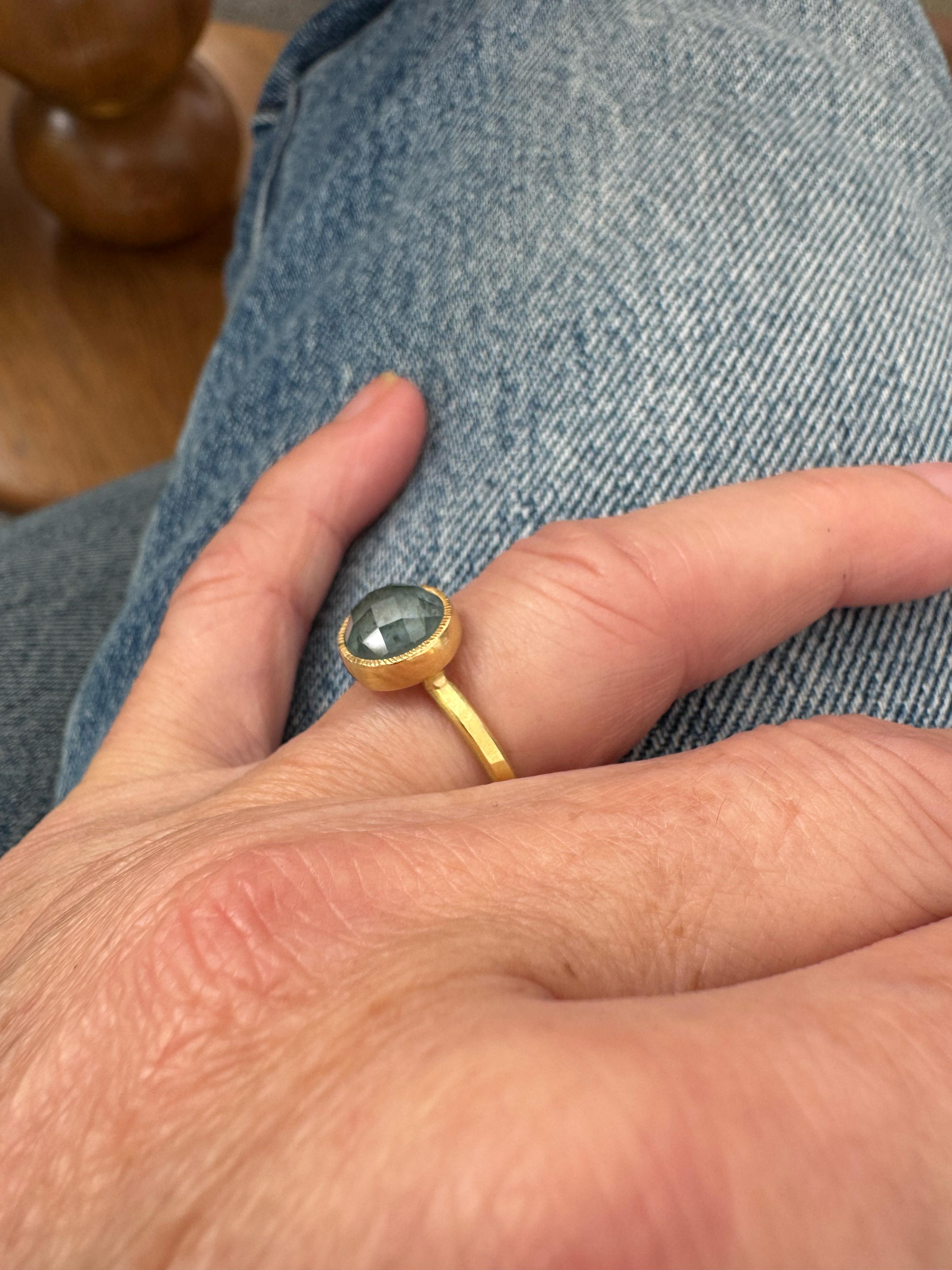 Estella Solitaire Sapphire Ring - Handcrafted in Ethical 18ct Fairmined Gold im Zustand „Neu“ im Angebot in London, London