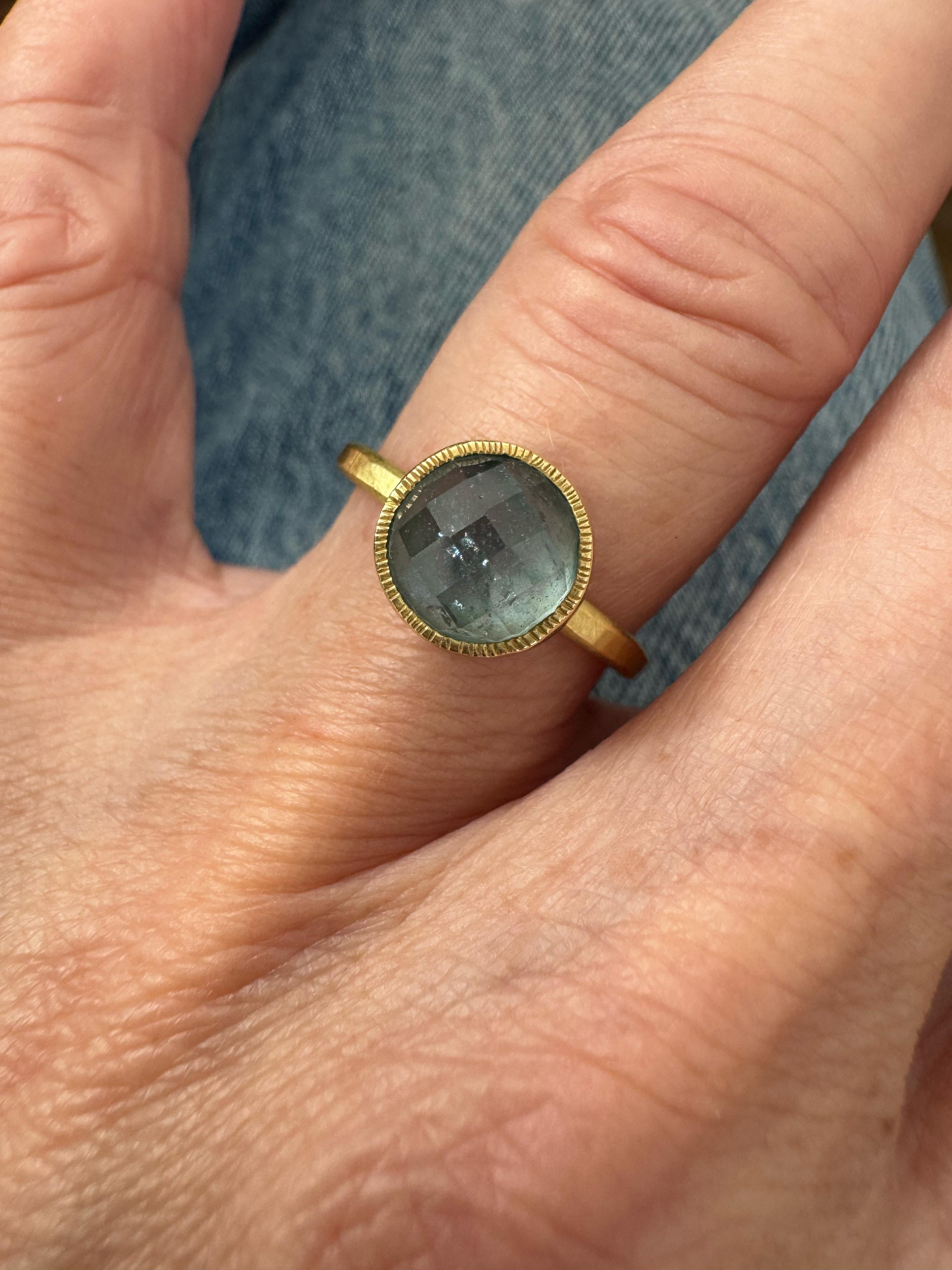 Estella Solitaire Sapphire Ring - Handcrafted in Ethical 18ct Fairmined Gold für Damen oder Herren im Angebot