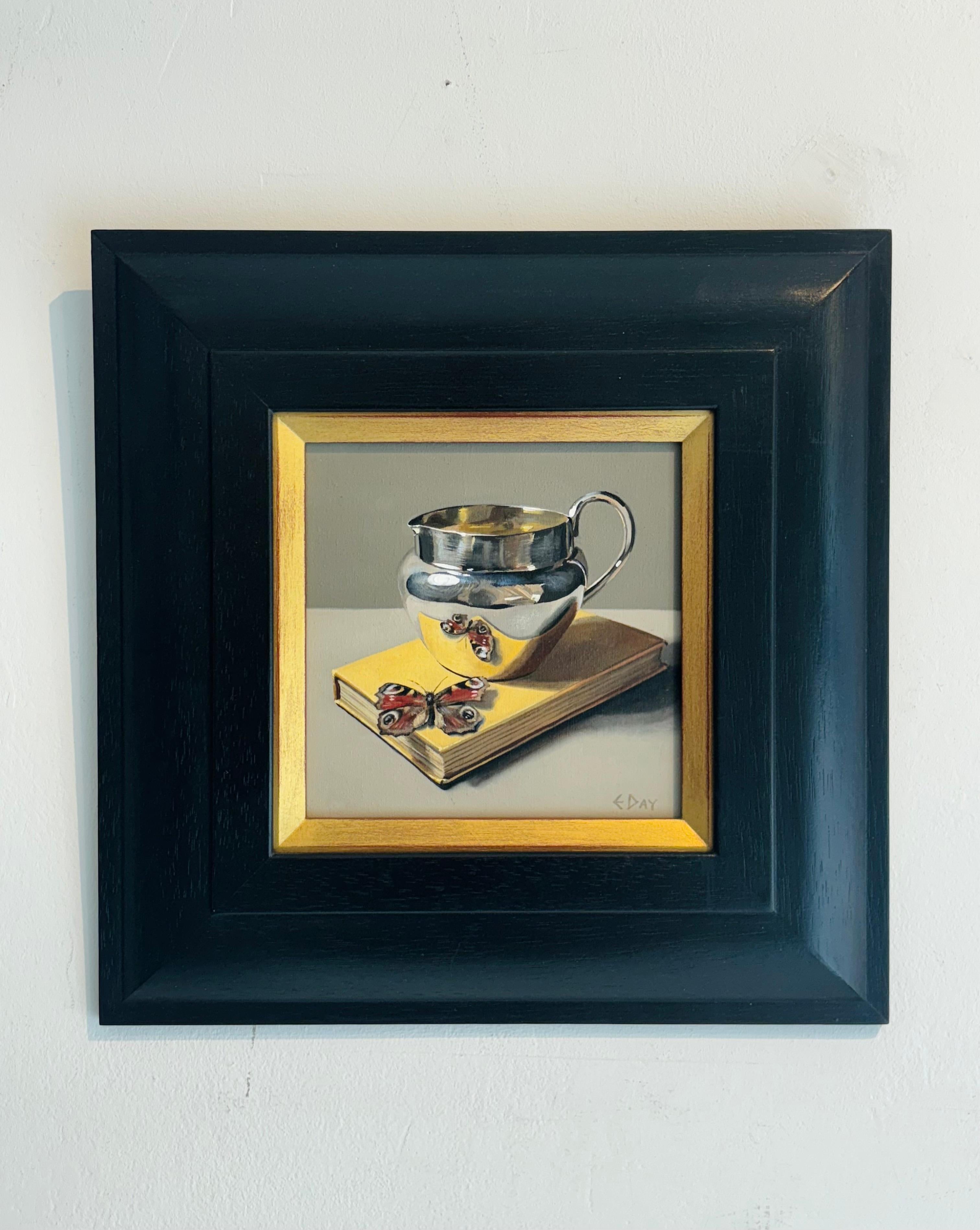 Jarra de plata con mariposa -naturaleza muerta original realismo fruta- arte contemporáneo - Painting de Estelle Day