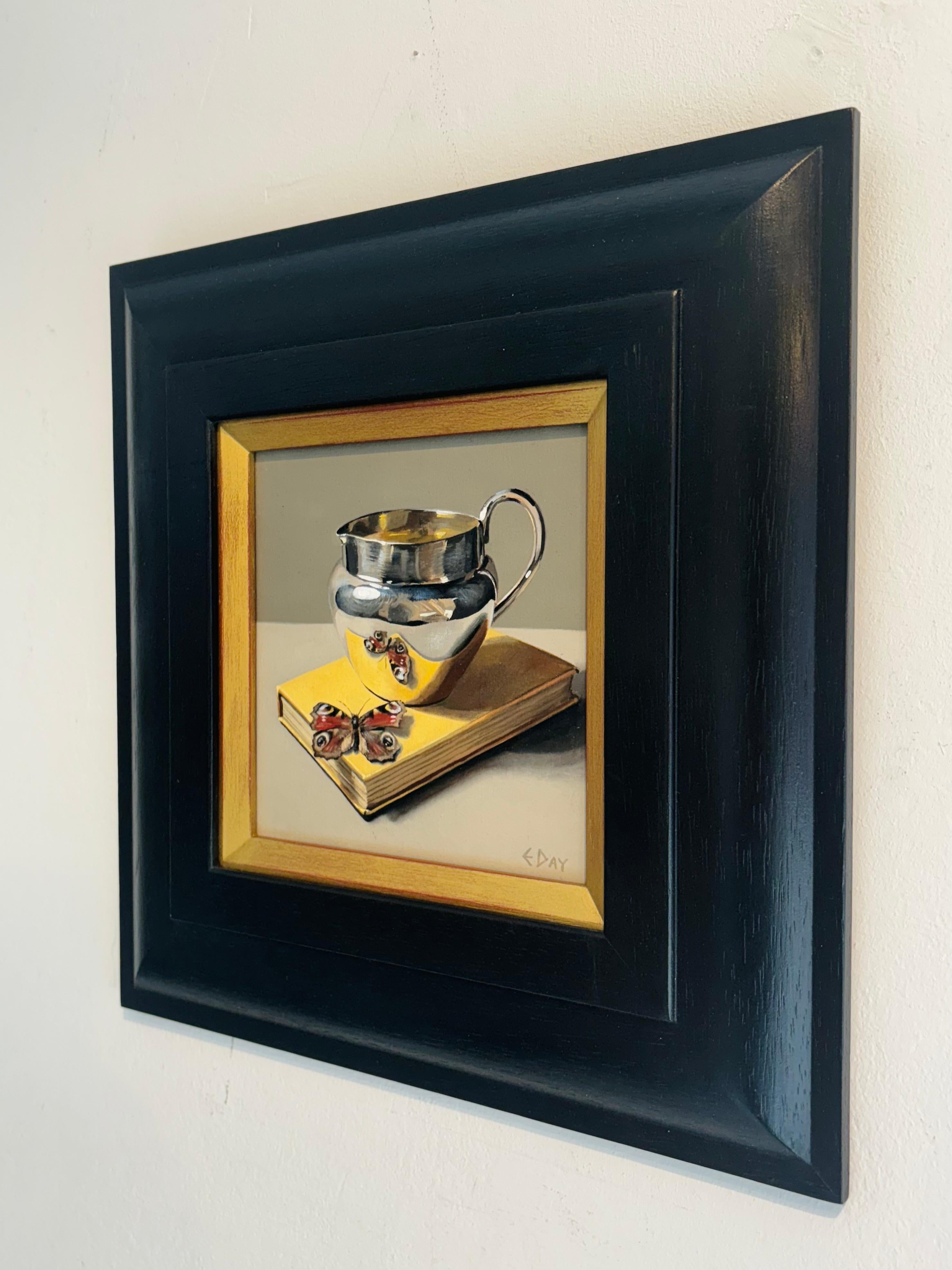 Jarra de plata con mariposa -naturaleza muerta original realismo fruta- arte contemporáneo - Painting Fotorrealista de Estelle Day