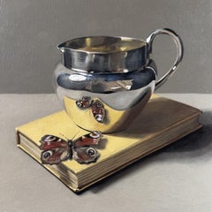 Jarra de plata con mariposa -naturaleza muerta original realismo fruta- arte contemporáneo