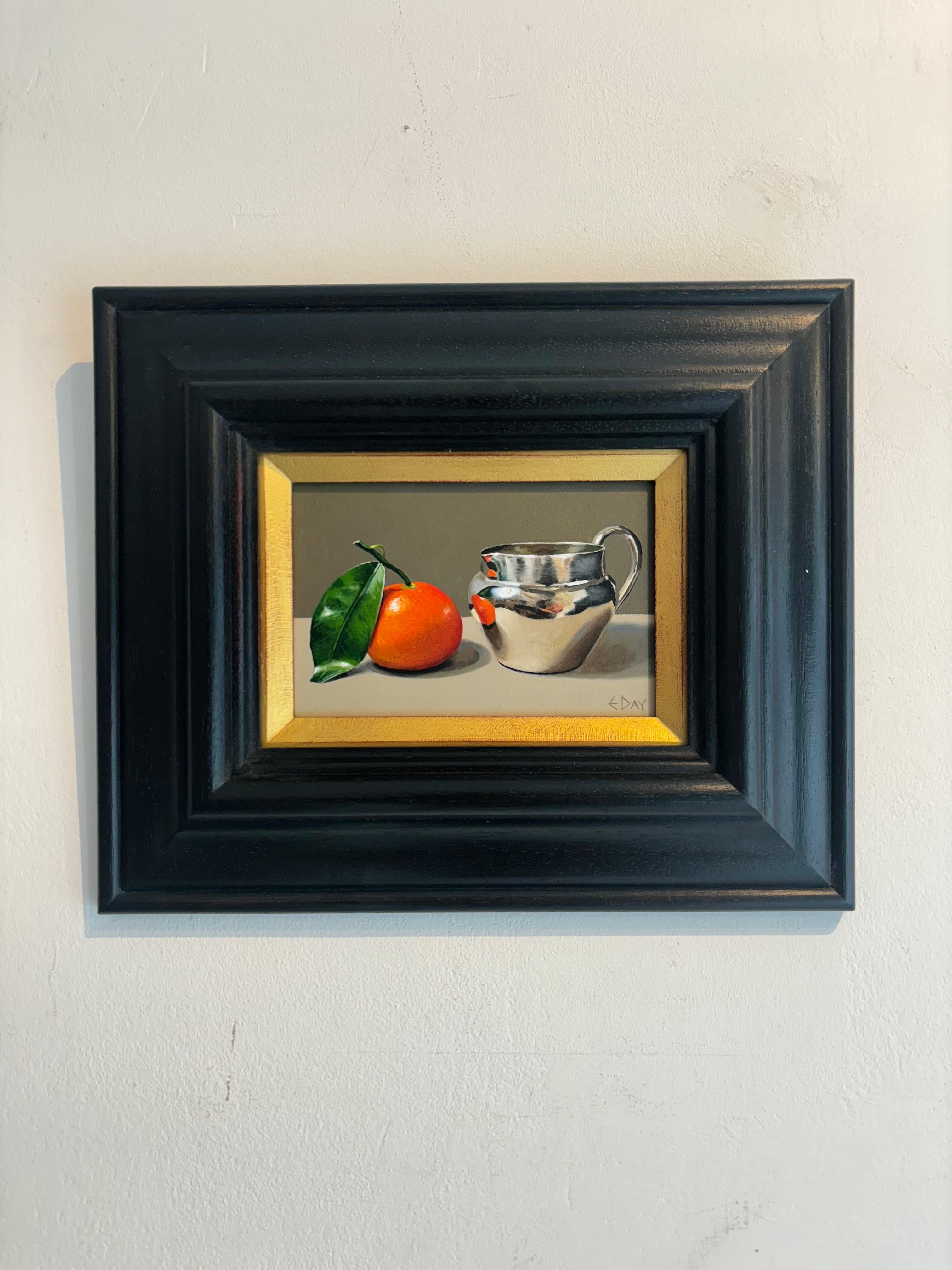 Brocca d'argento con Clementine - natura morta originale realismo della frutta - arte contemporanea - Painting di Estelle Day