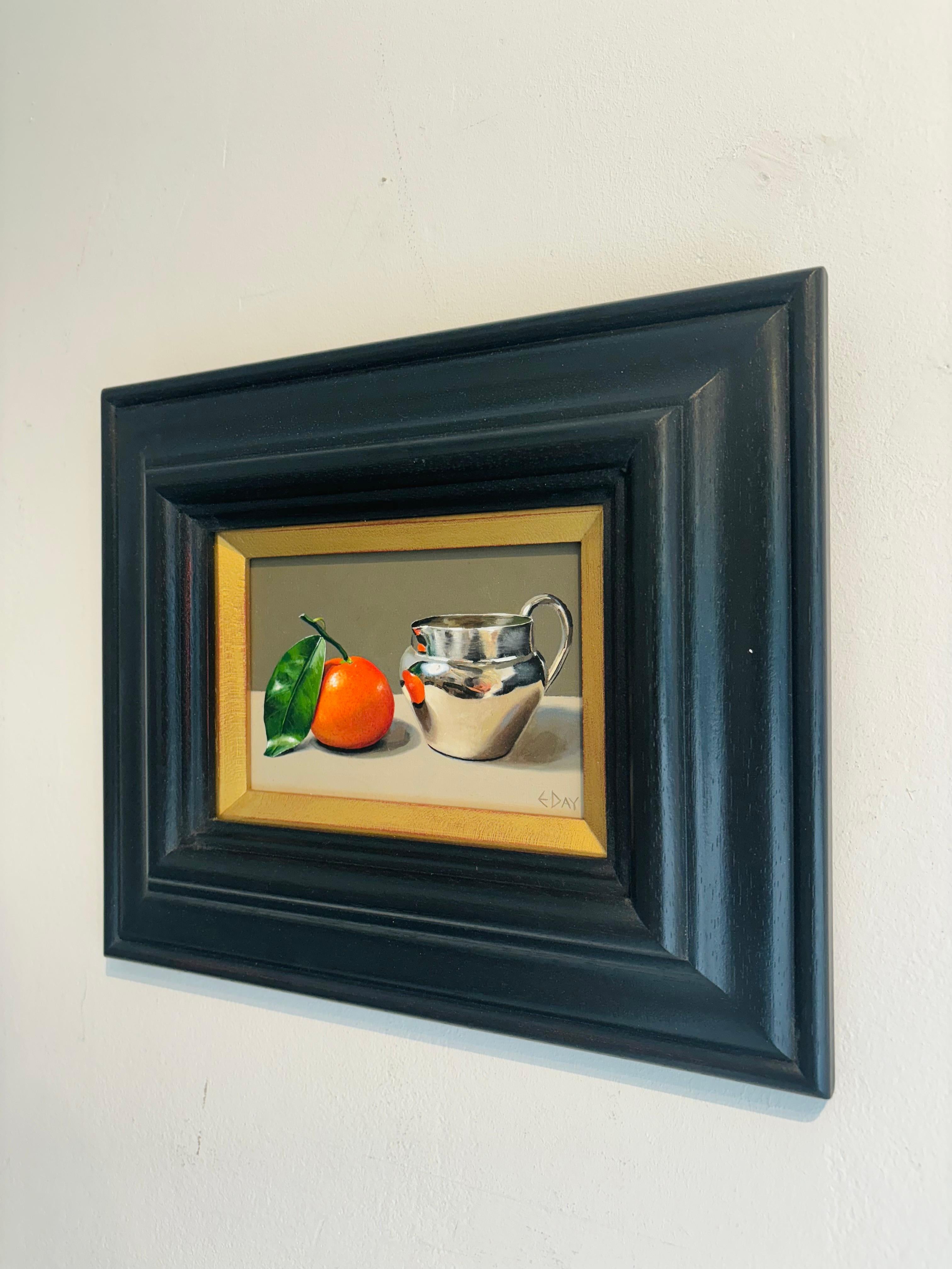 Brocca d'argento con Clementine - natura morta originale realismo della frutta - arte contemporanea - Painting Fotorealista di Estelle Day