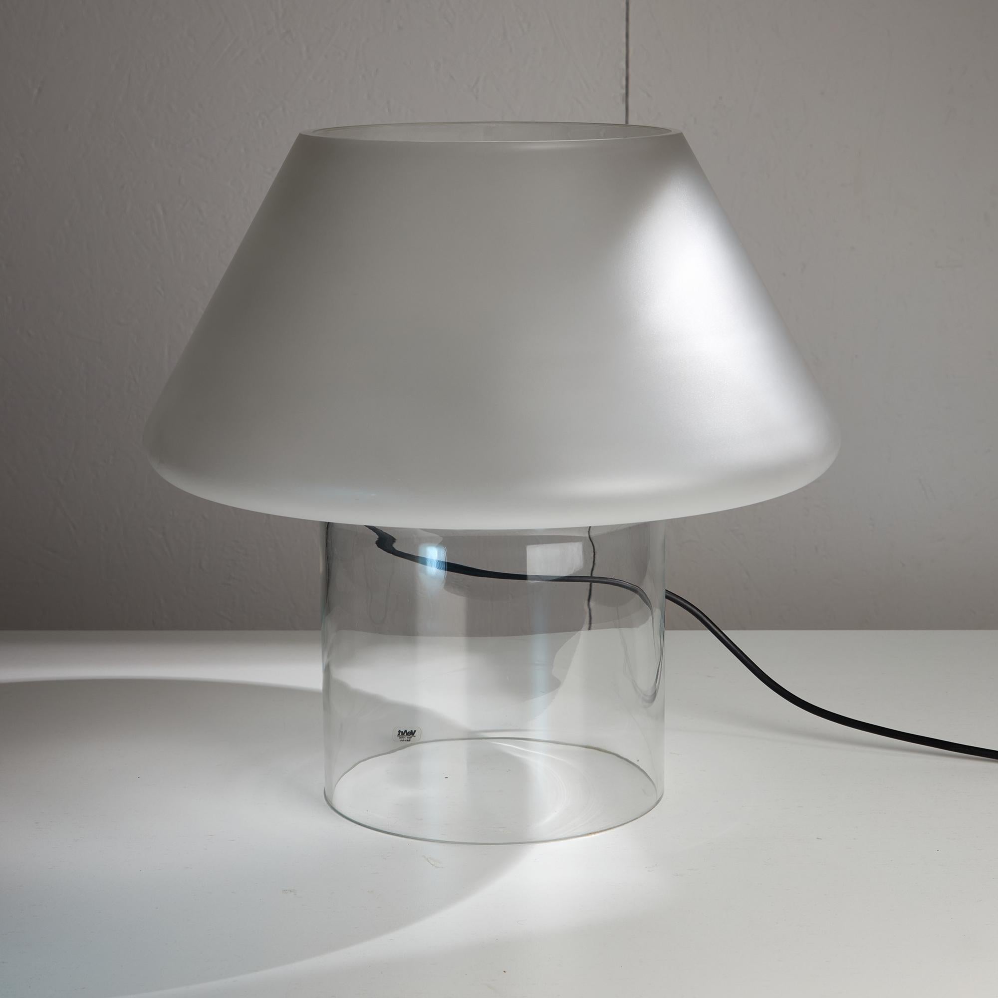 Meet Ester, the table lamp designed by Guido Rosati for VeArt in 1976. This lovely lamp is crafted from exquisite Murano glass and features a delightful mix of rounded shapes that bring a sense of calm and tranquility to any room.
The way the lamp